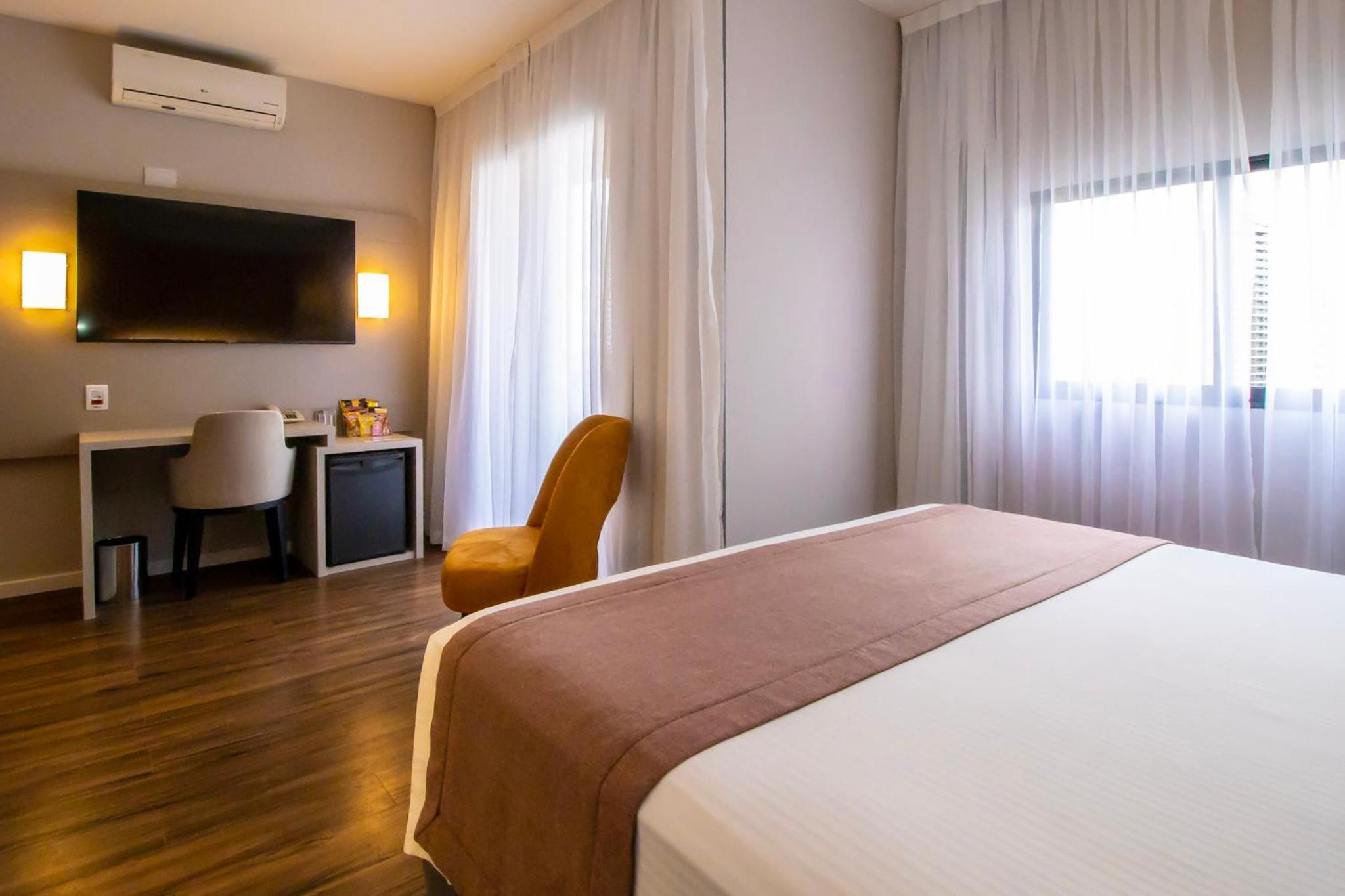 Executive Suite - Photo 14