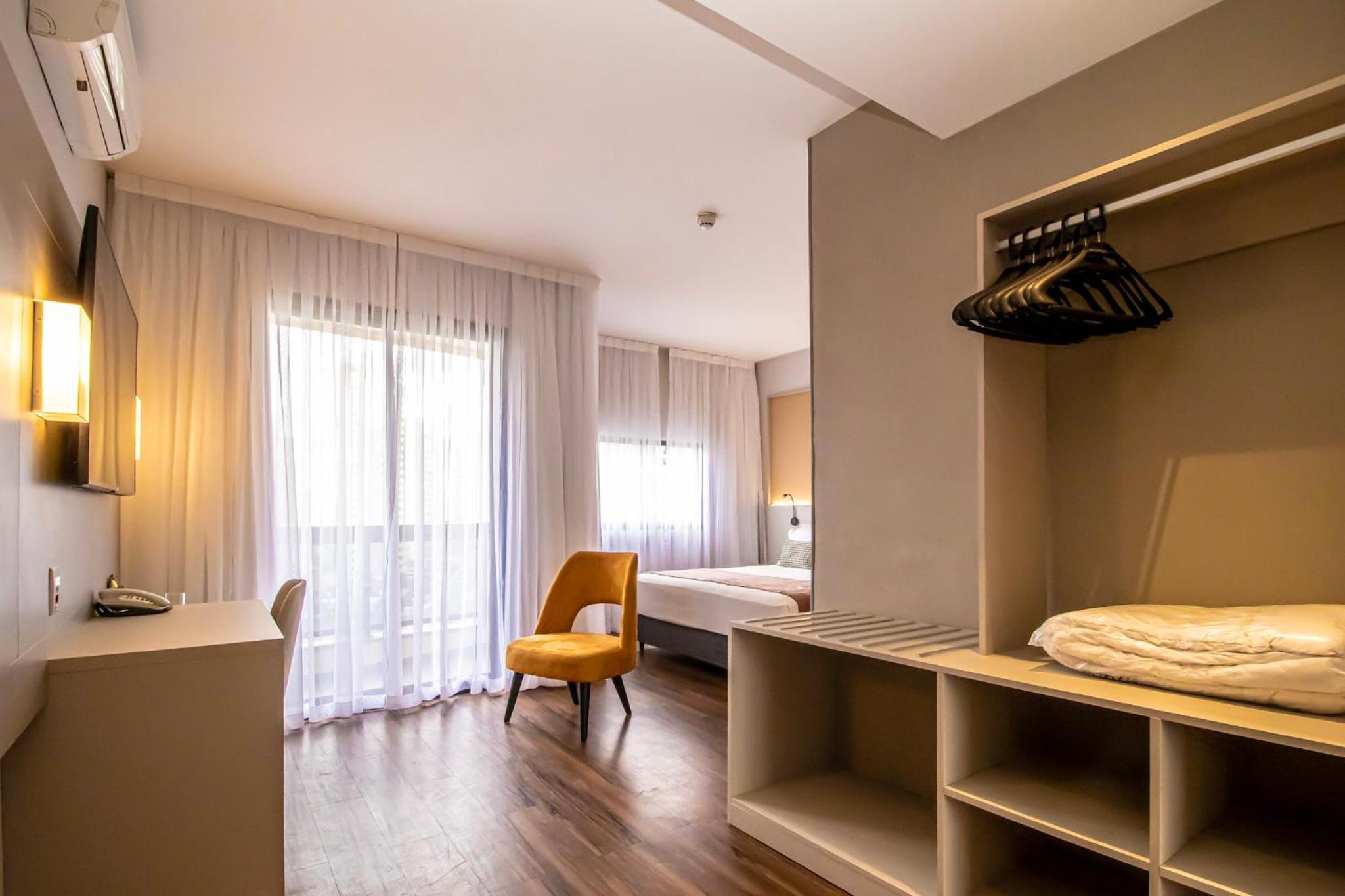 Executive Suite - Photo 6