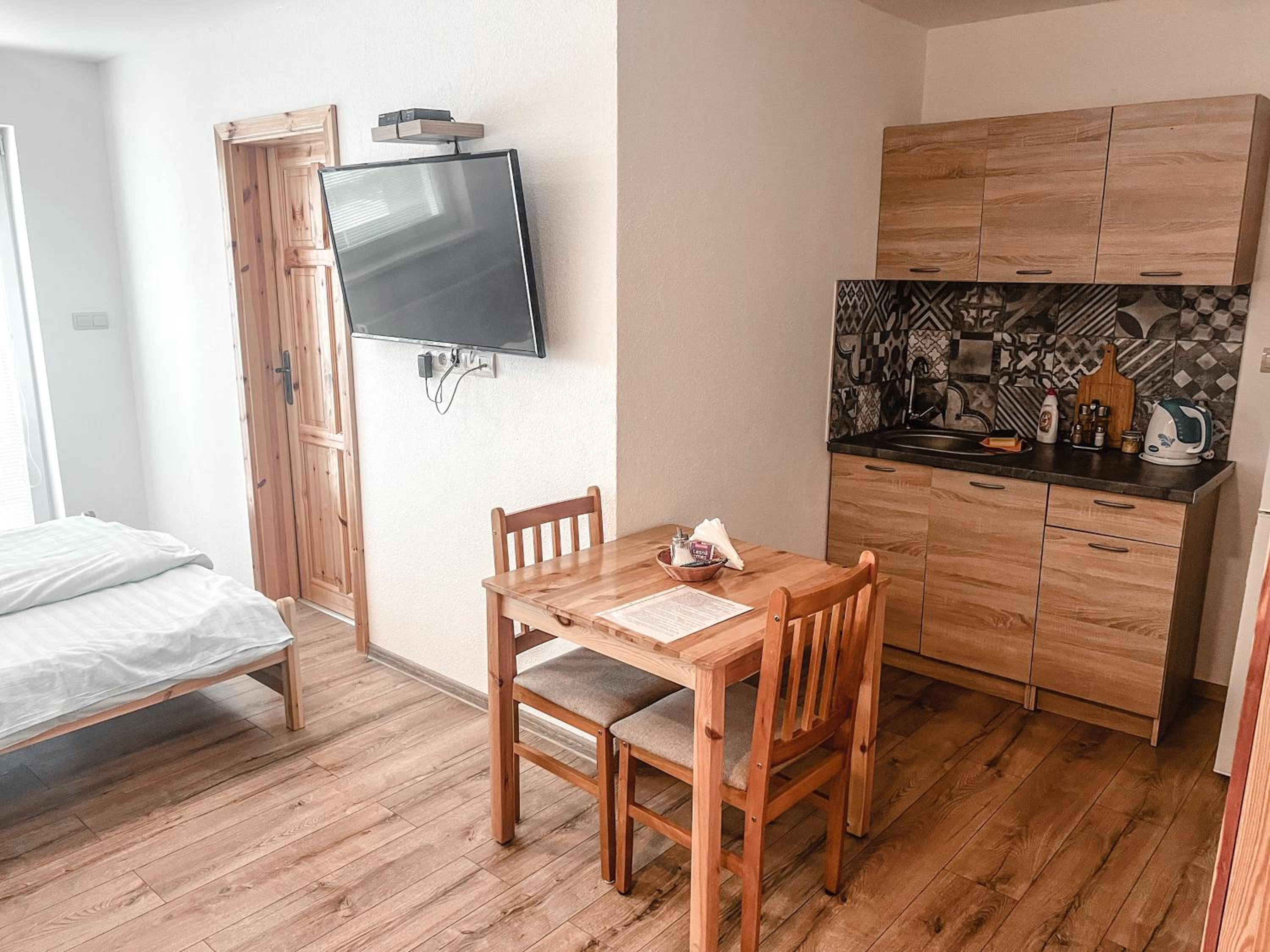 Deluxe Double Room with Bath - Photo 15