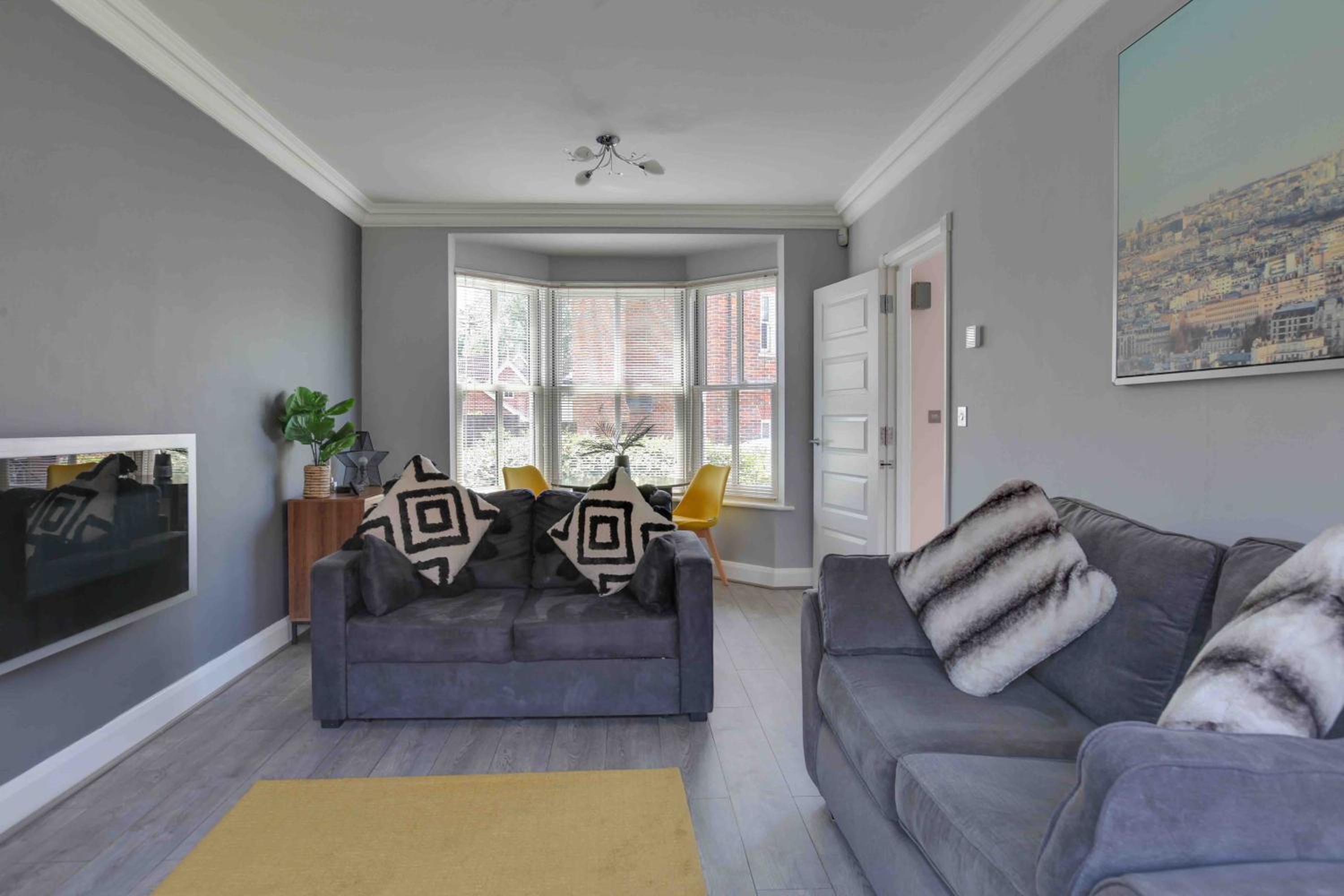 Five-Bedroom House photo 1