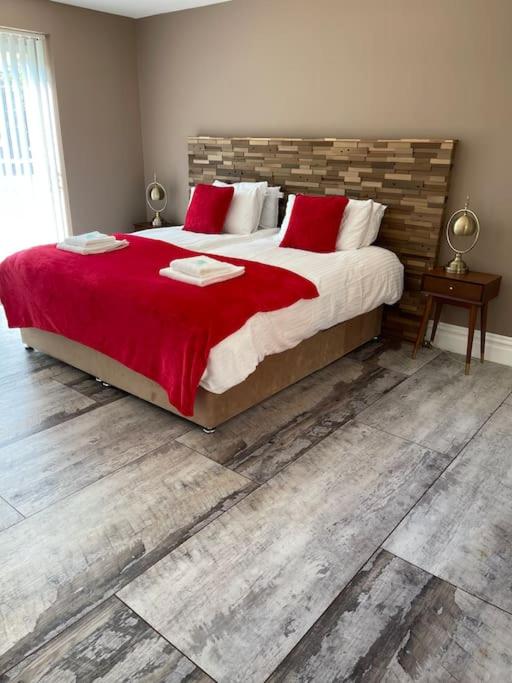 Six-Bedroom House photo 1