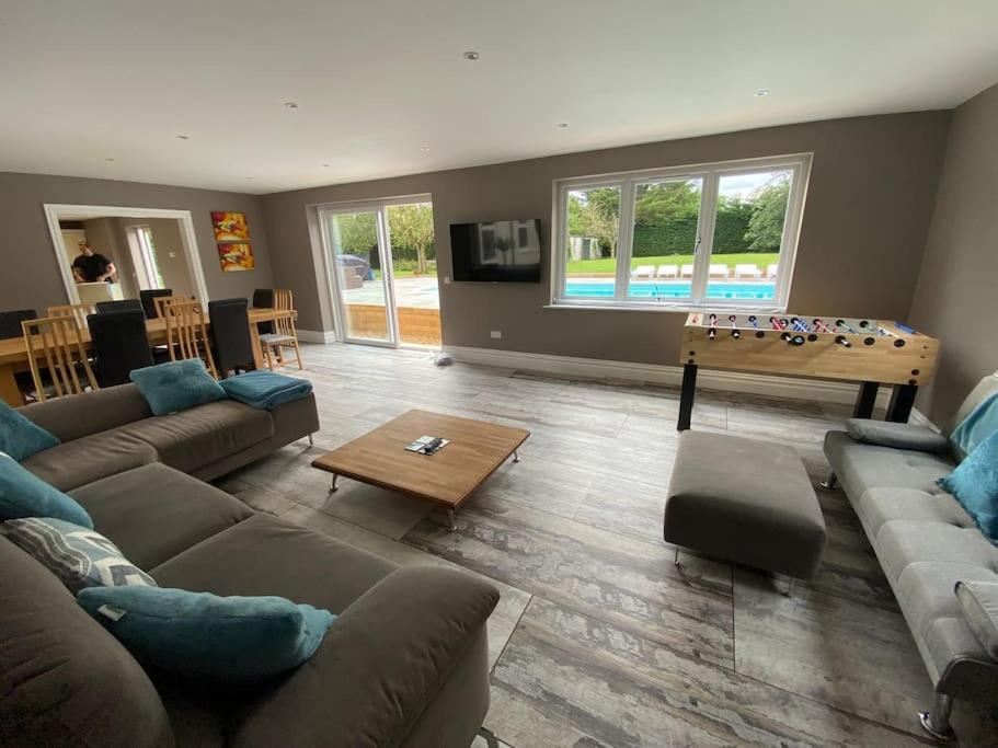 Six-Bedroom House photo 2
