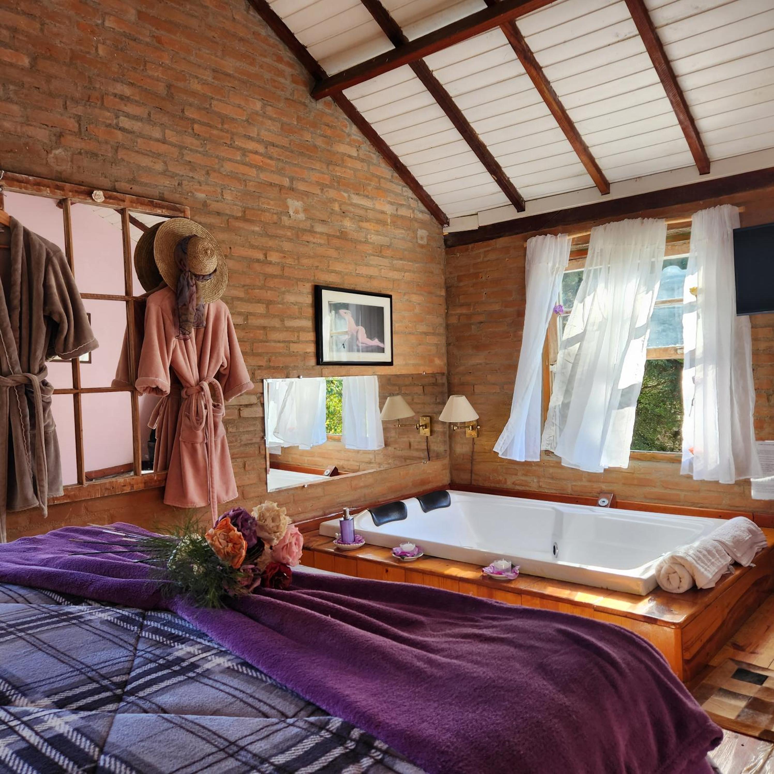 Deluxe Chalet with Hot Tube 4 photo 3