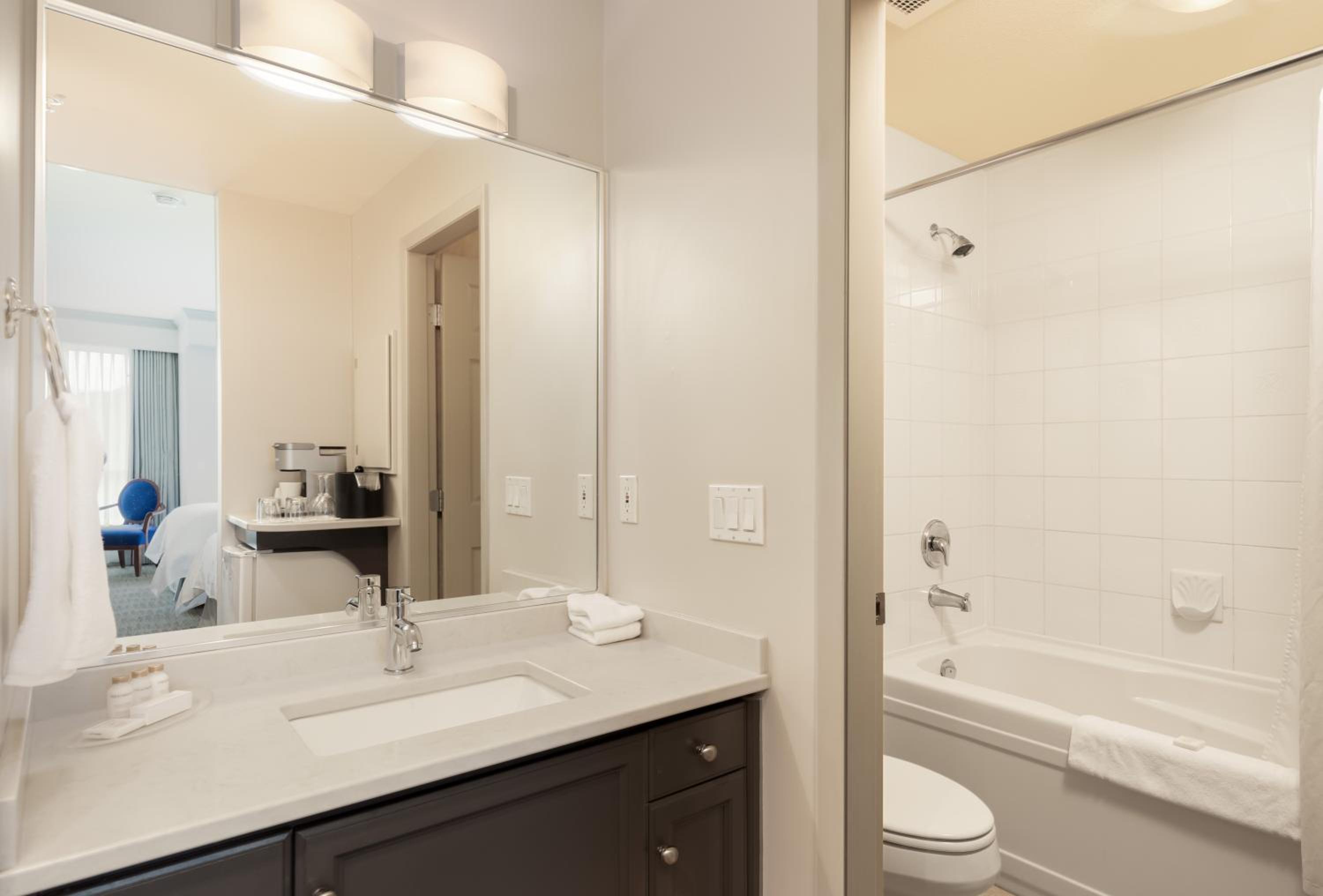 Deluxe Room, 2 Queens - Photo 4