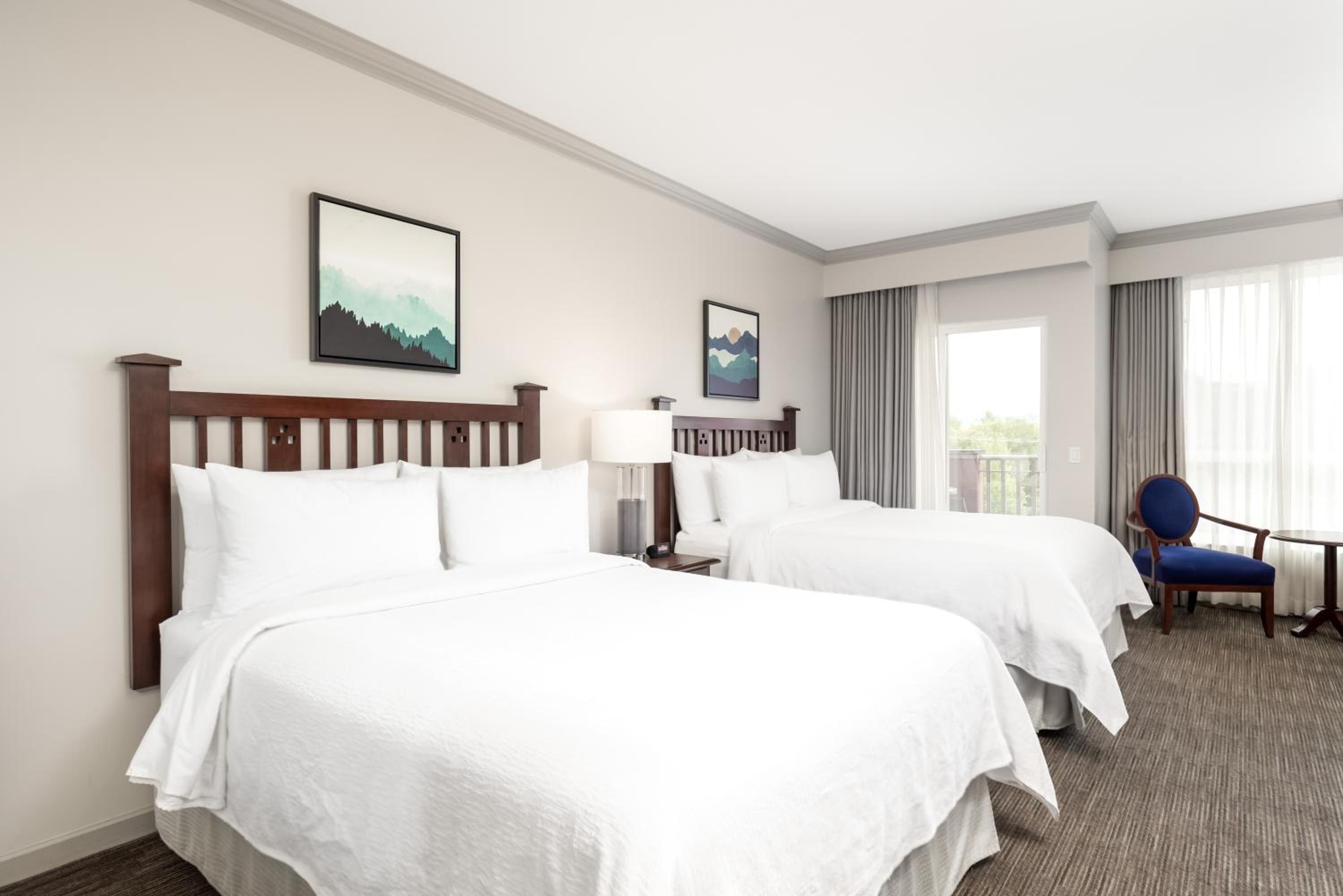 Deluxe Room, 2 Queens - Photo 1