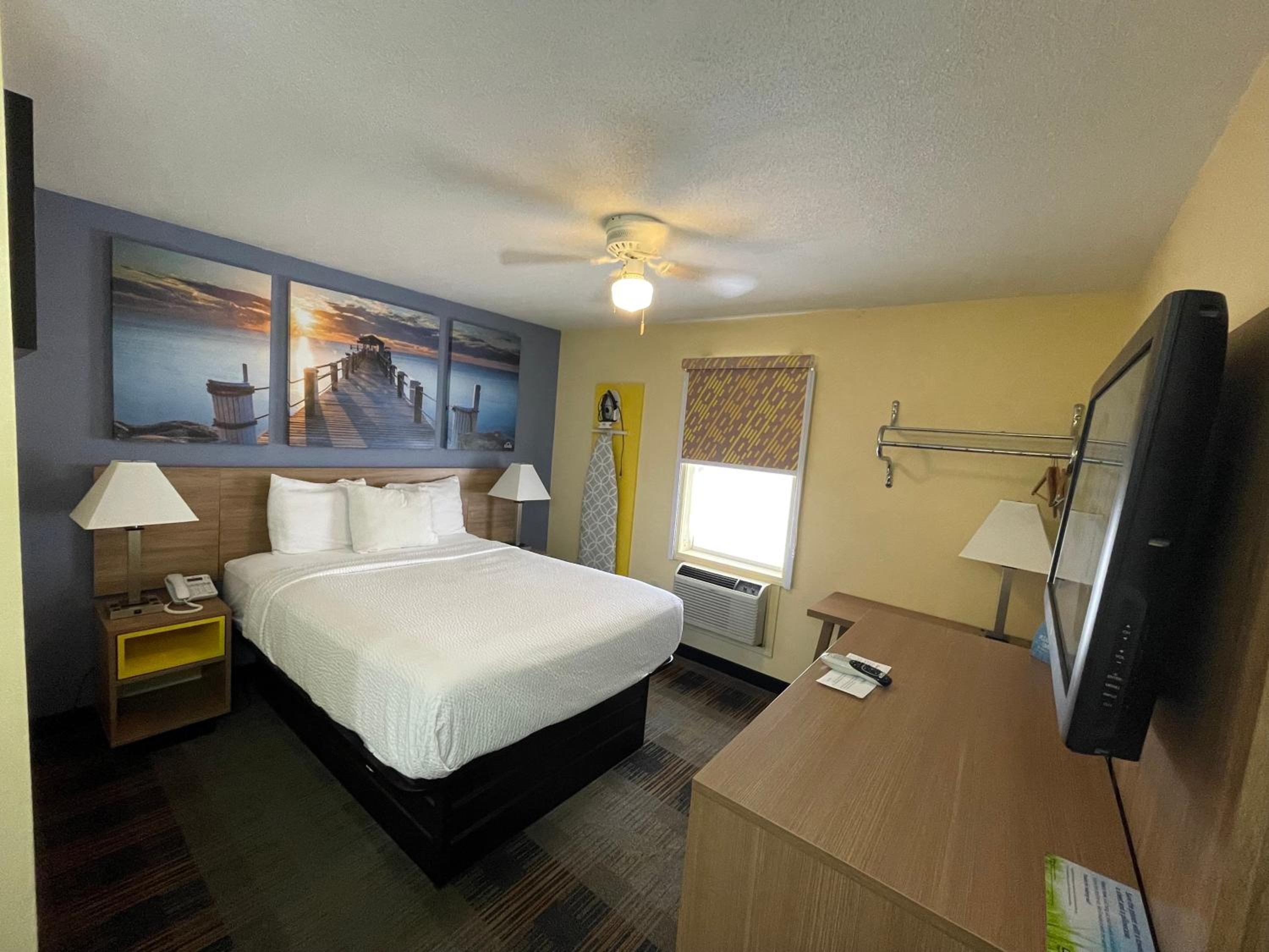 Queen Room - Non-Smoking - Photo 2