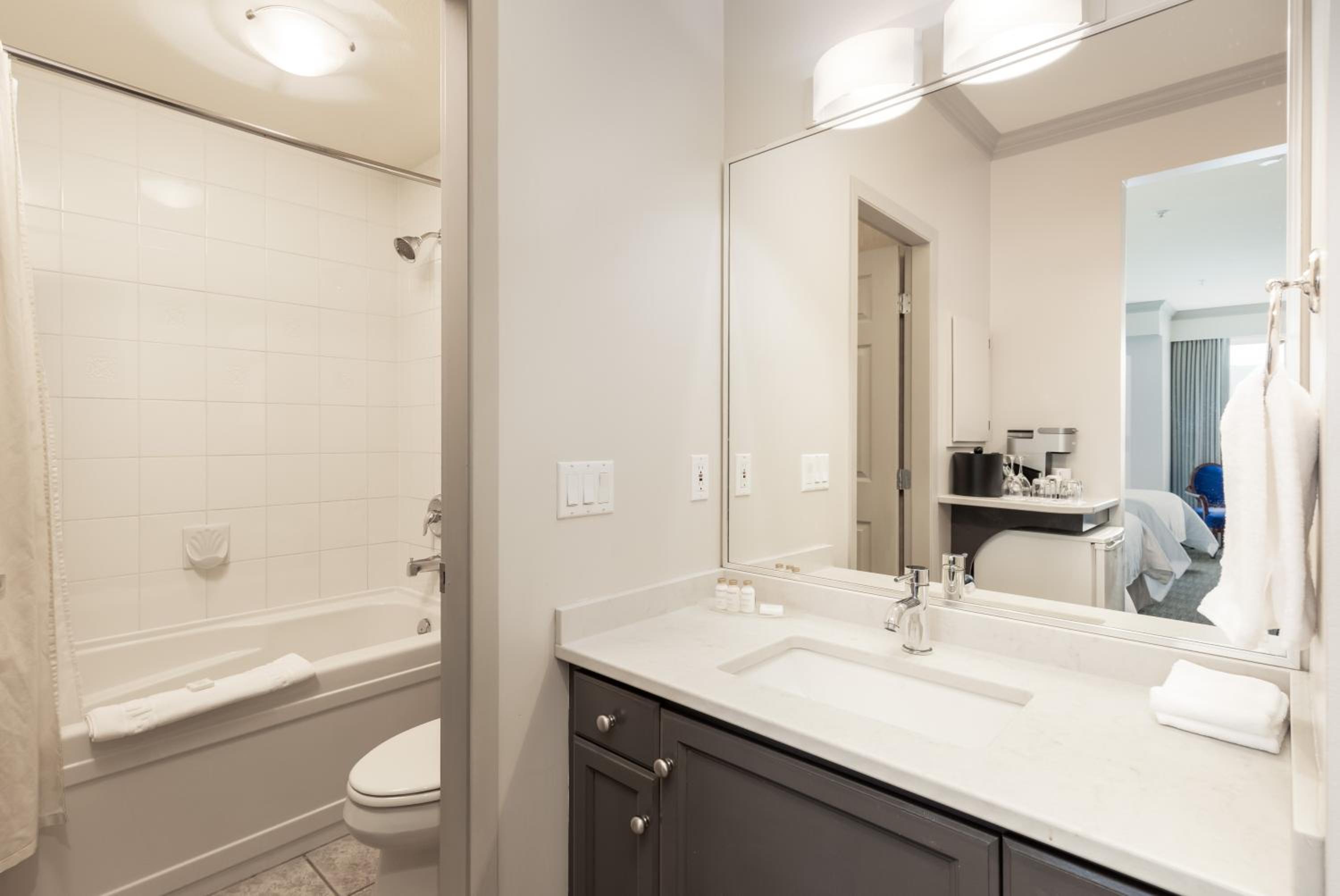 Deluxe Room, 2 Queens, Lakeview - Photo 6