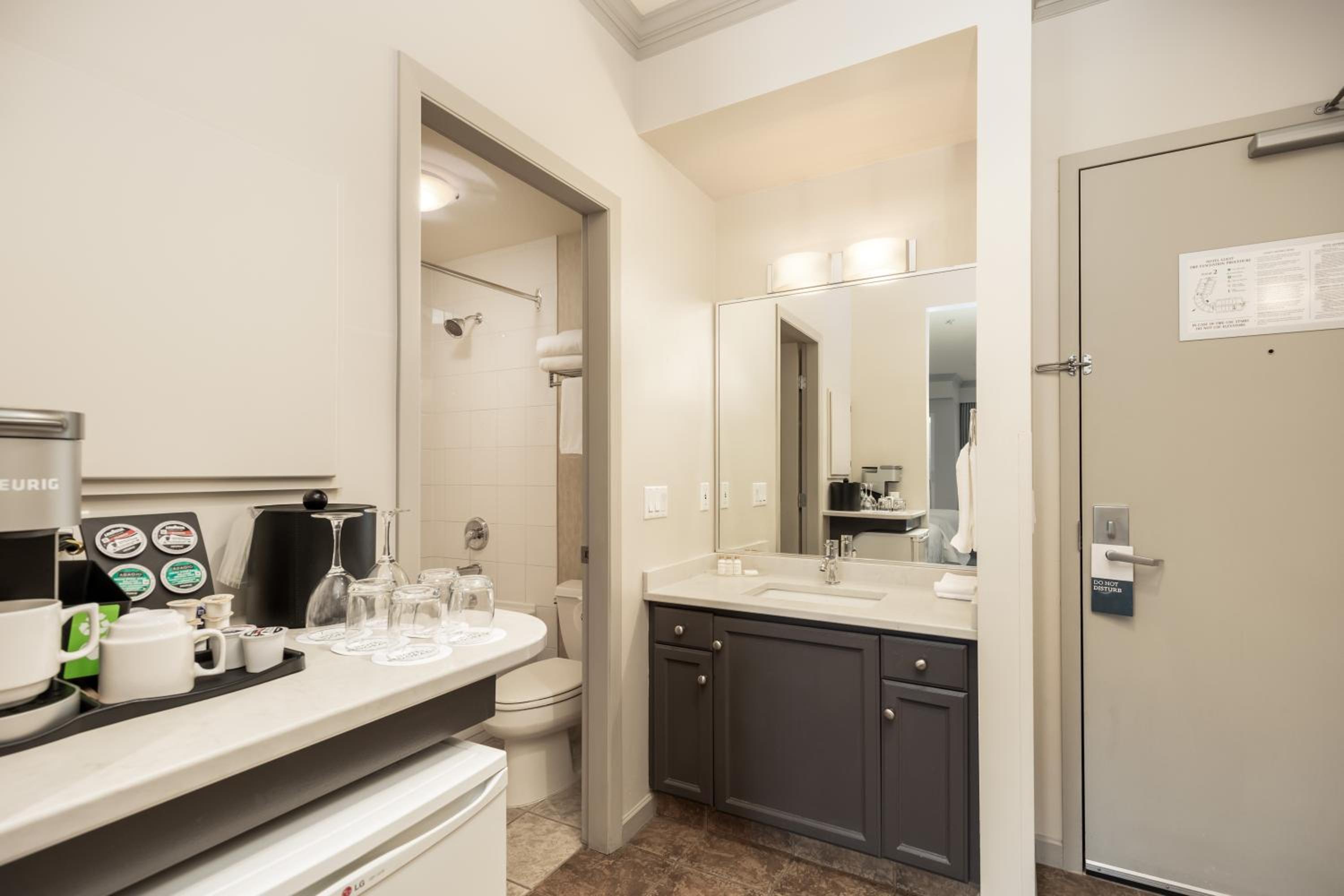 Deluxe Room, 2 Queens, Lakeview - Photo 5