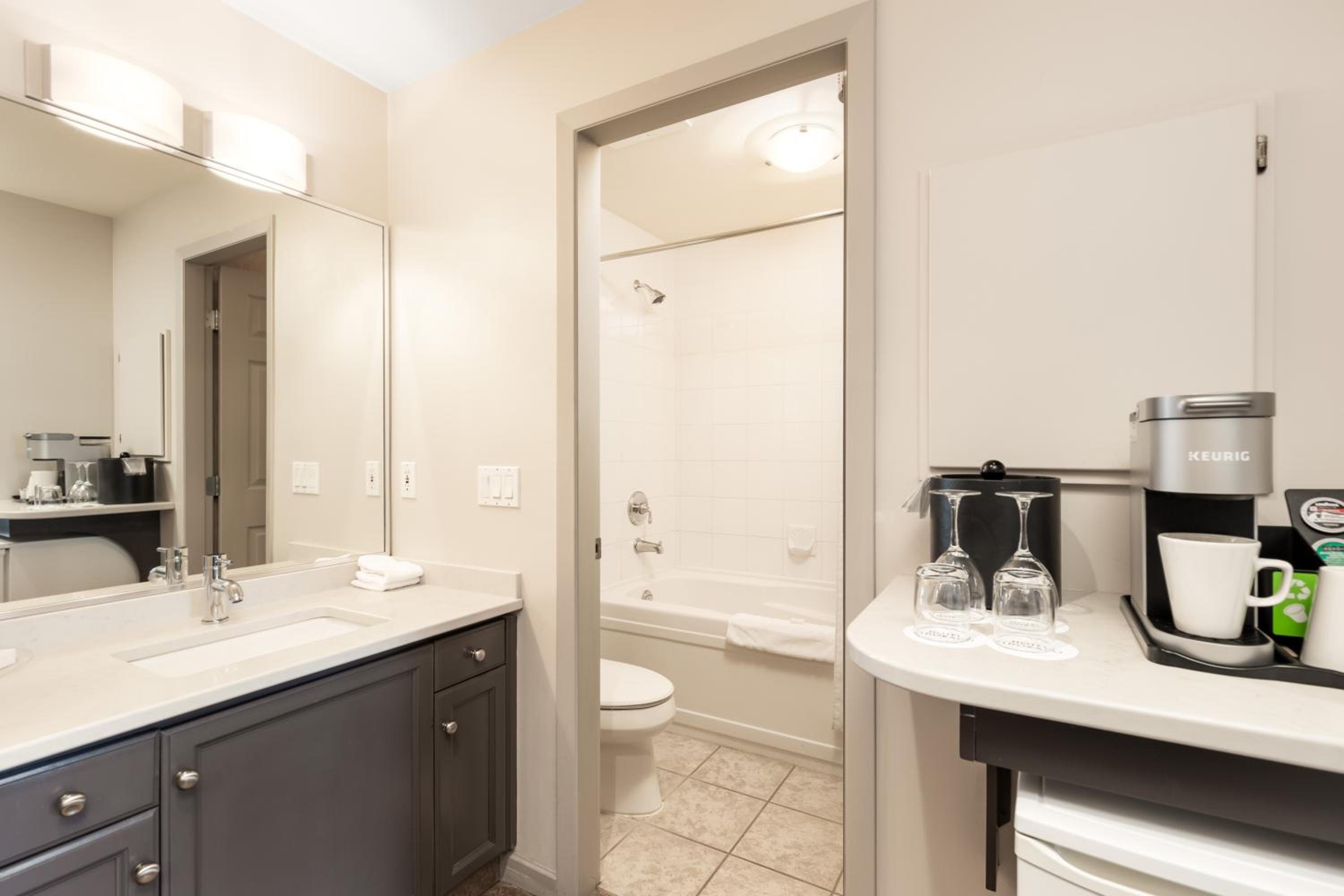 Deluxe King Room, Lakeview - Photo 6