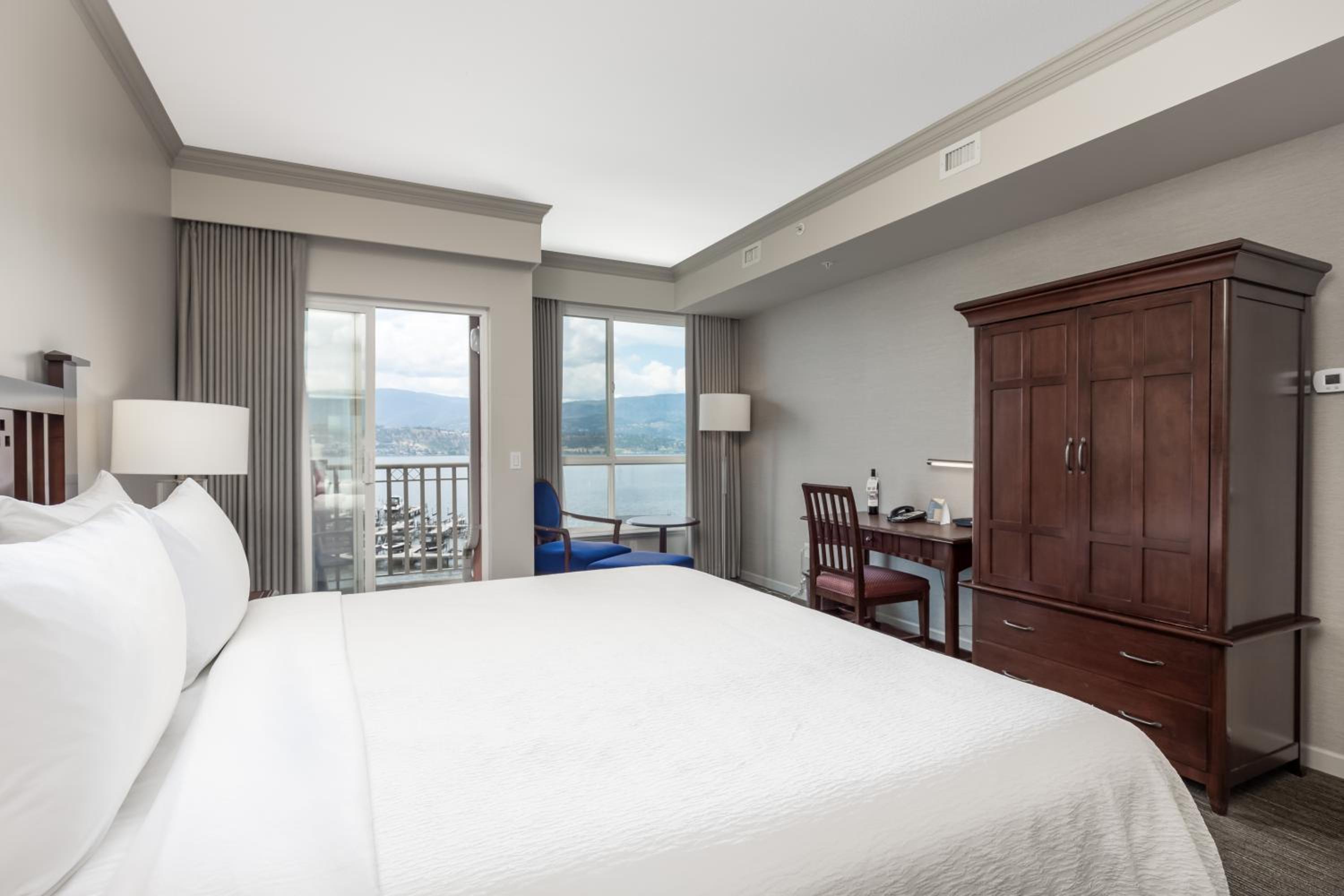 Deluxe King Room, Lakeview - Photo 4