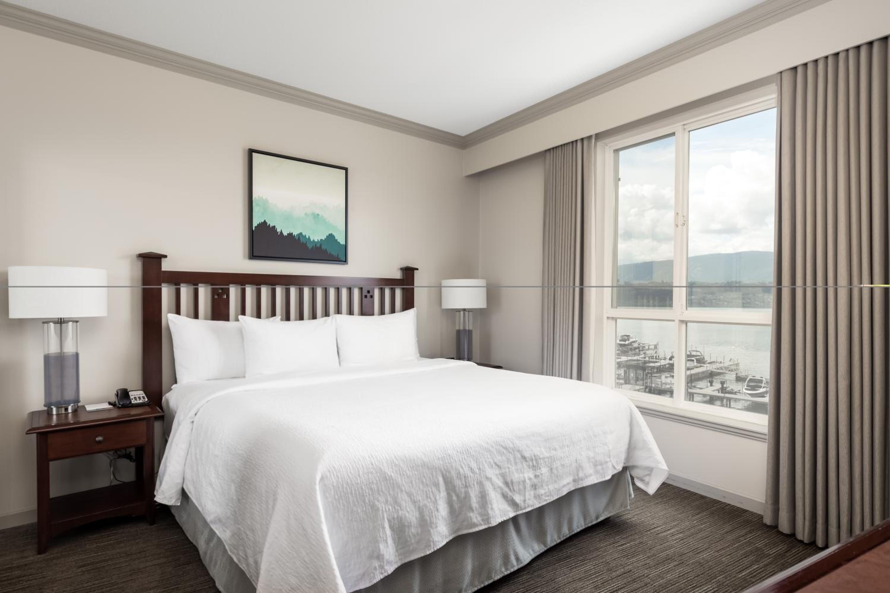 One-Bedroom Suite with Lake View photo 1