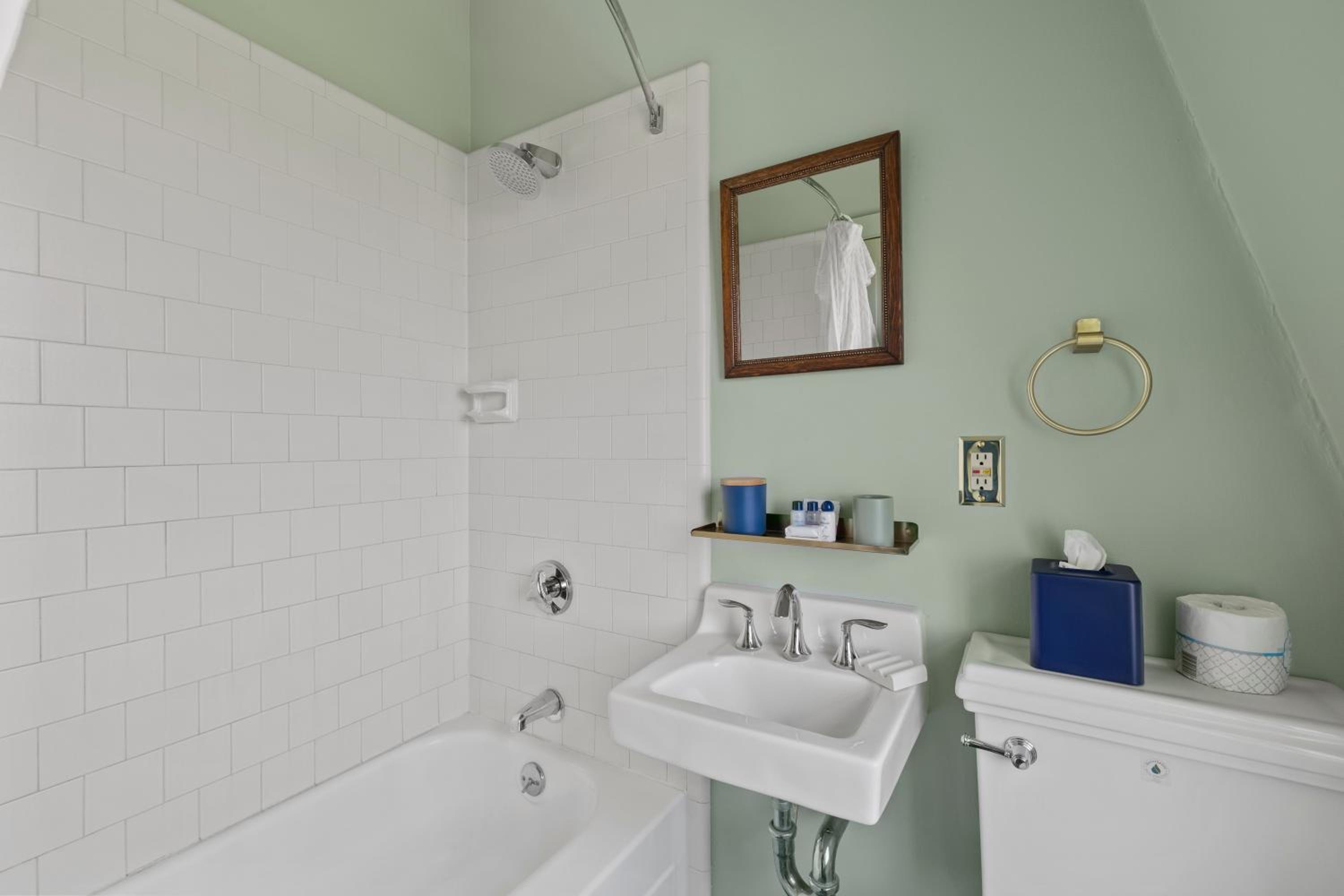 Standard Queen Room - Photo 4