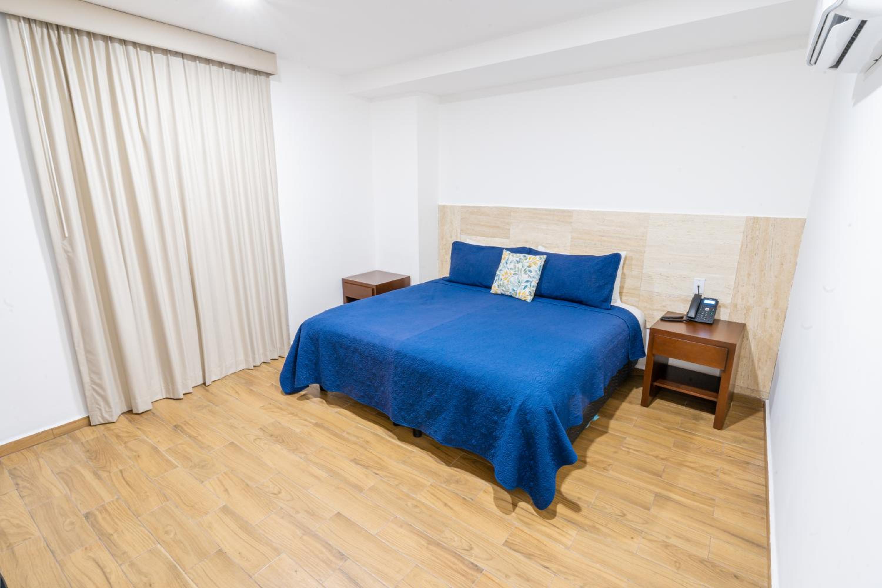 Standard Queen Room - Photo 6