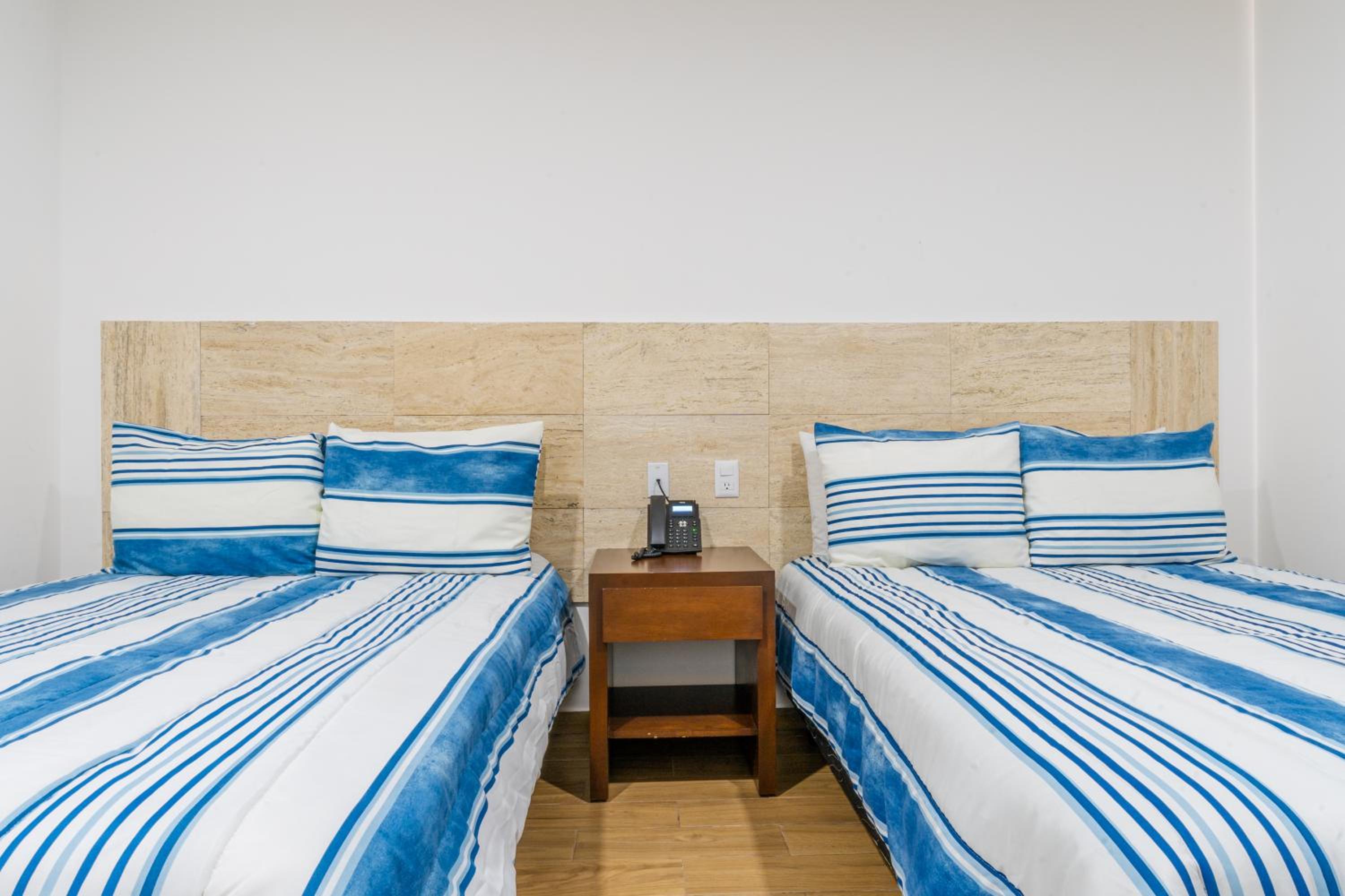 Standard Twin Room - Photo 7