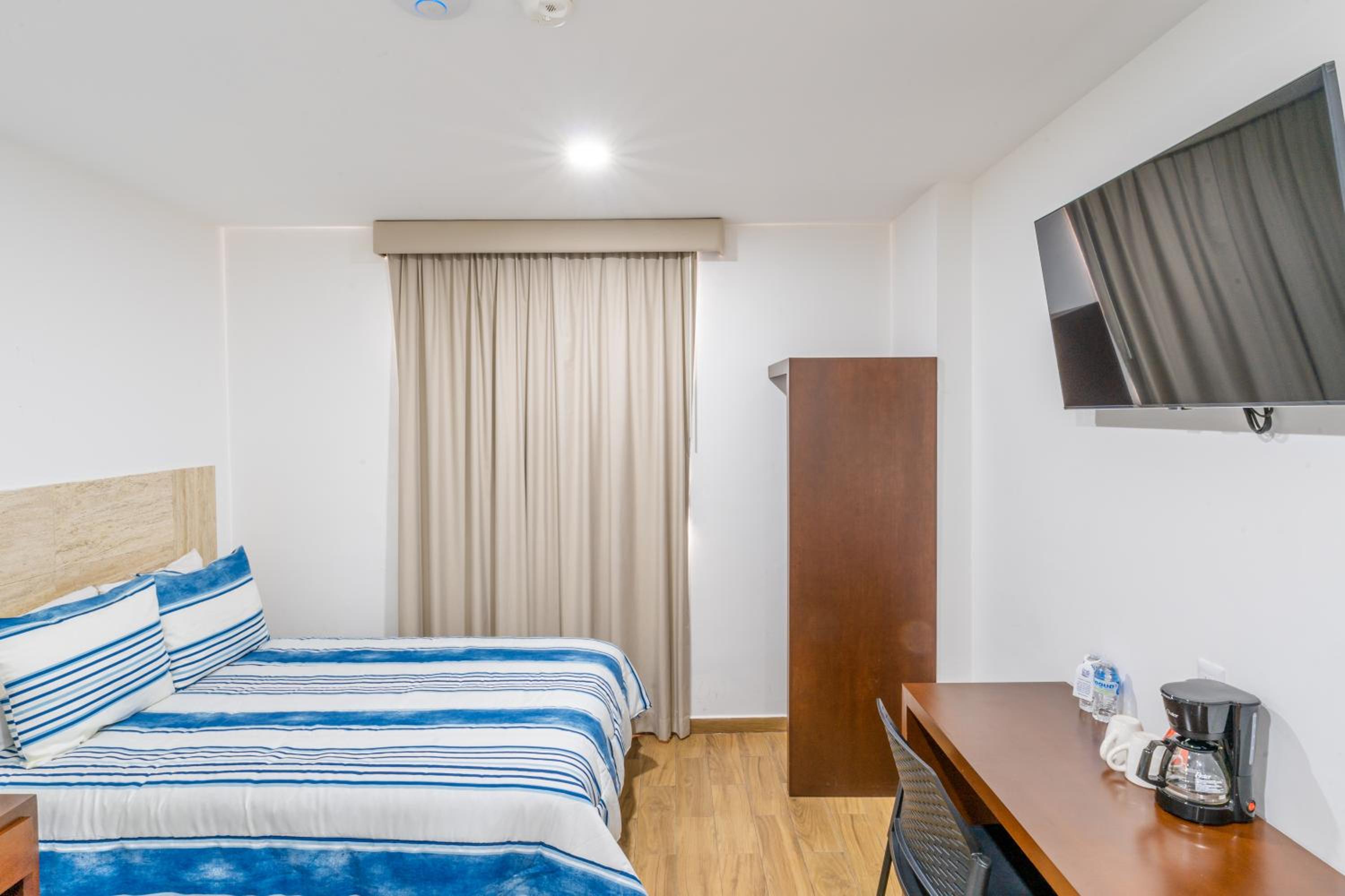Standard Twin Room - Photo 5
