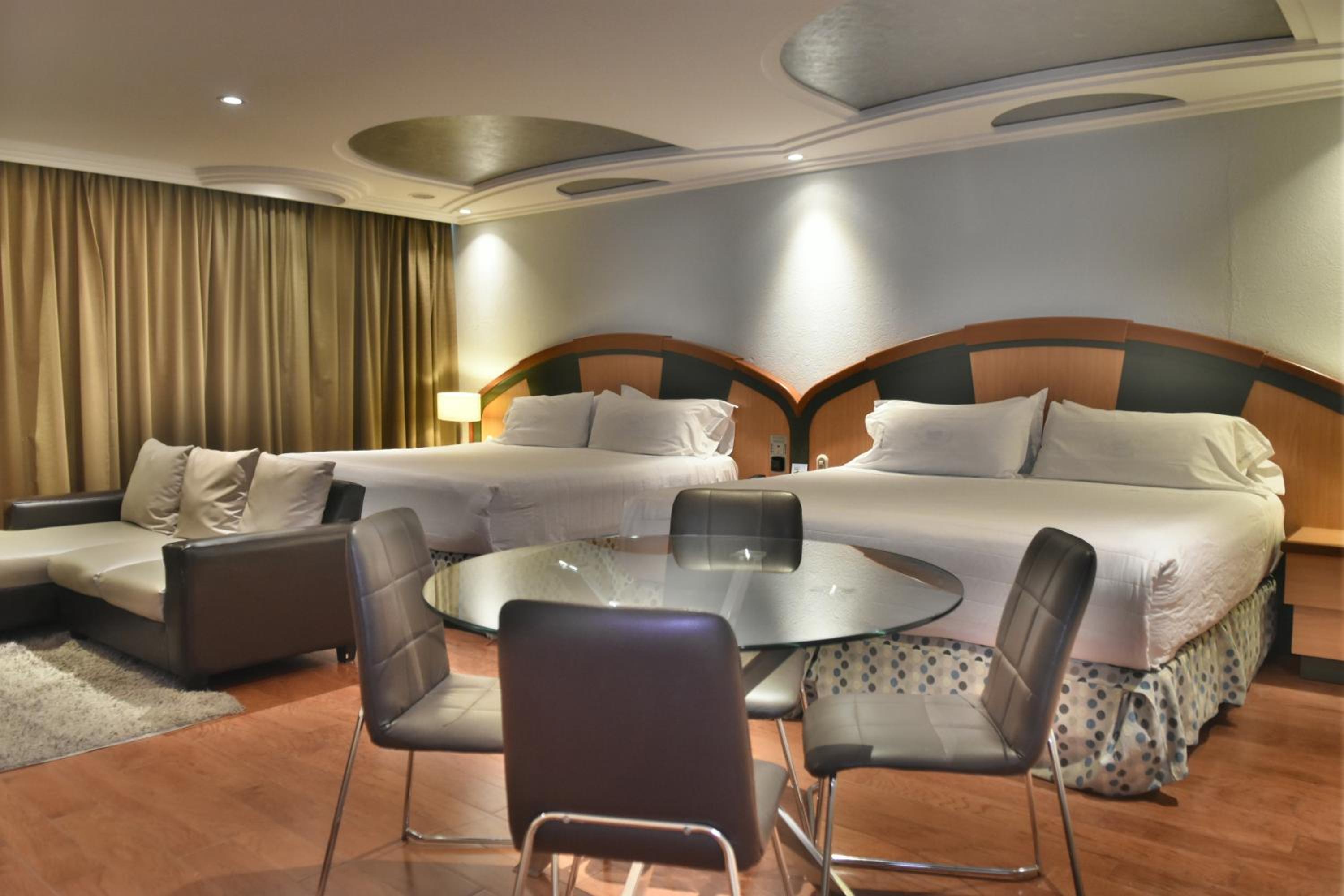 Superior Family Room photo 1