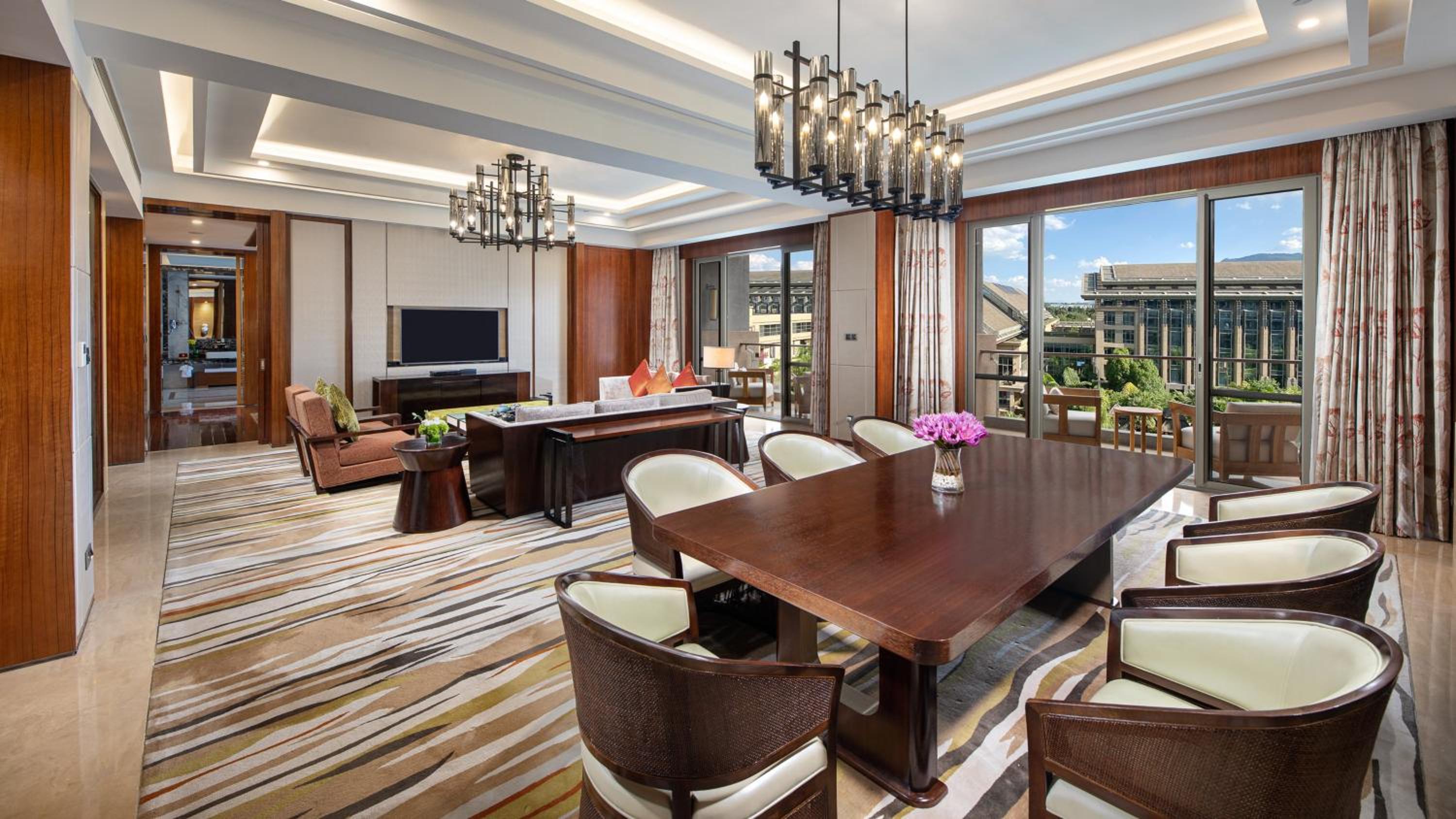 One-Bedroom Suite with Lake View and Meeting Area thumbnail 6