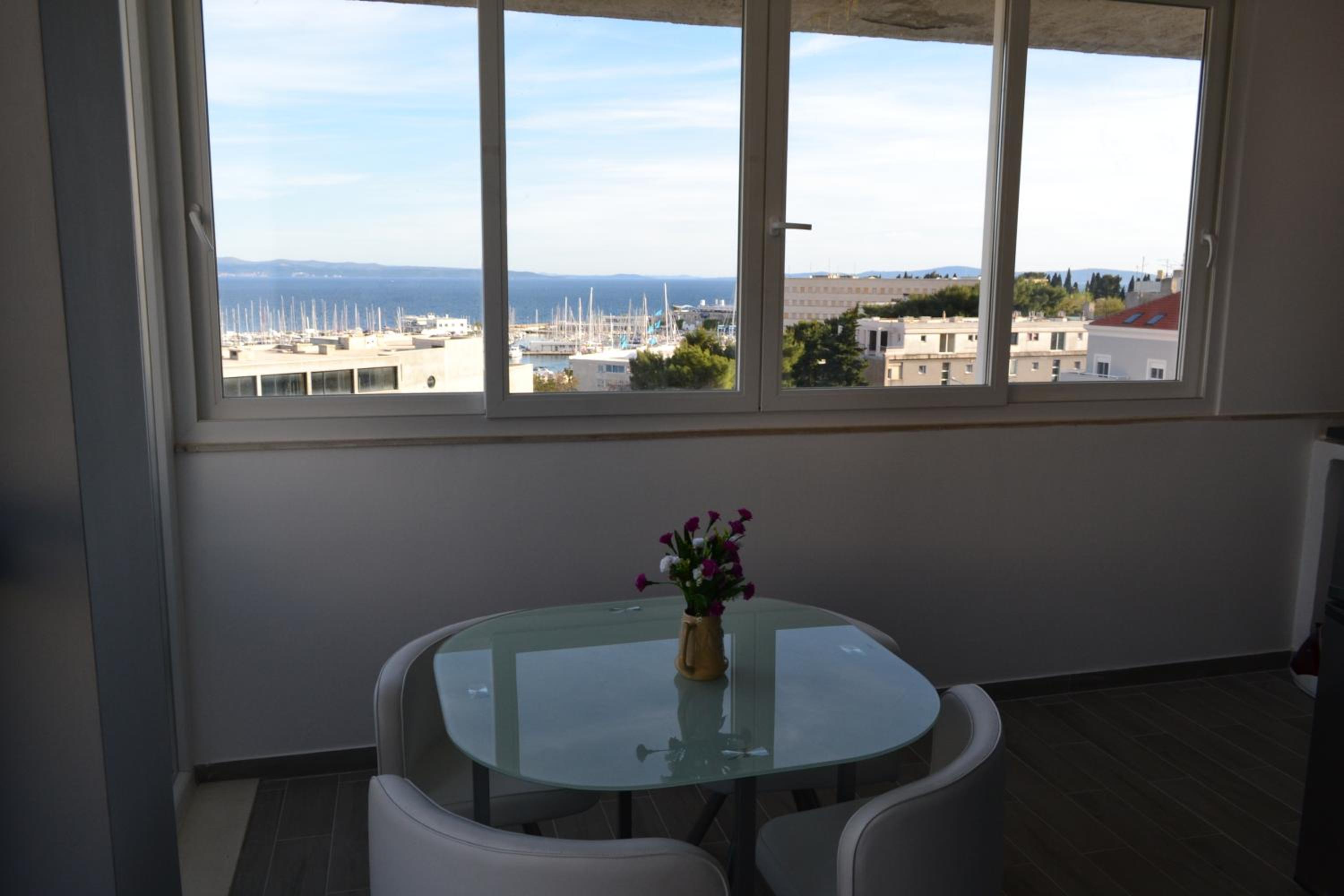 Apartment with Sea View - Photo 6
