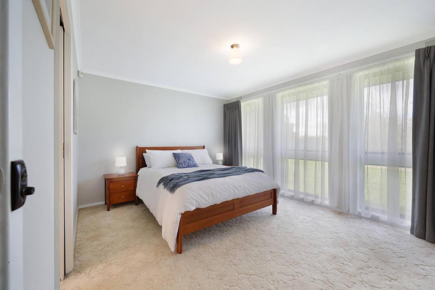 Five-Bedroom House photo 3