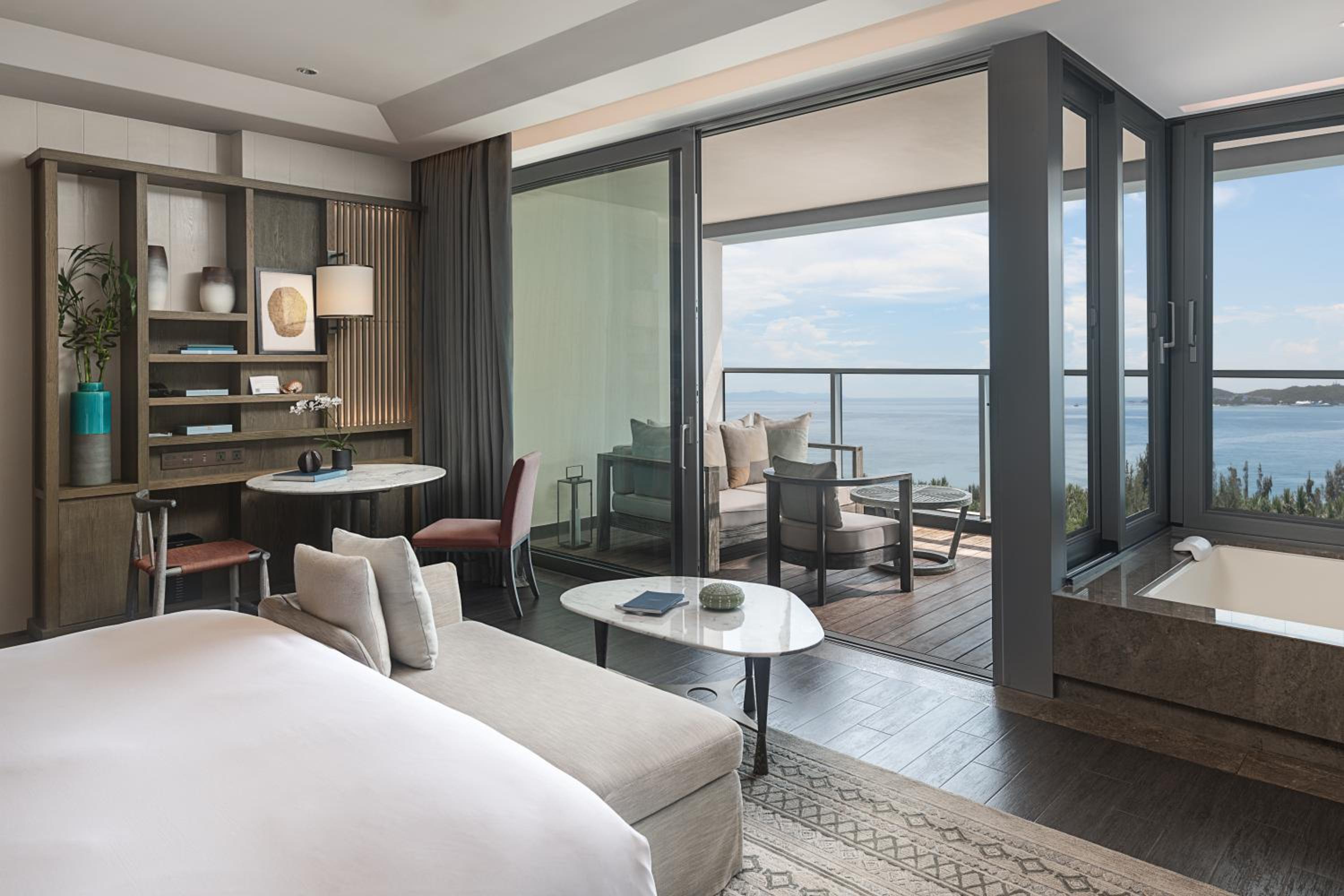 Panoramic Ocean View Room （One set Lunch package at The Fishmonger + Mini-bar soft drinks and snacks）