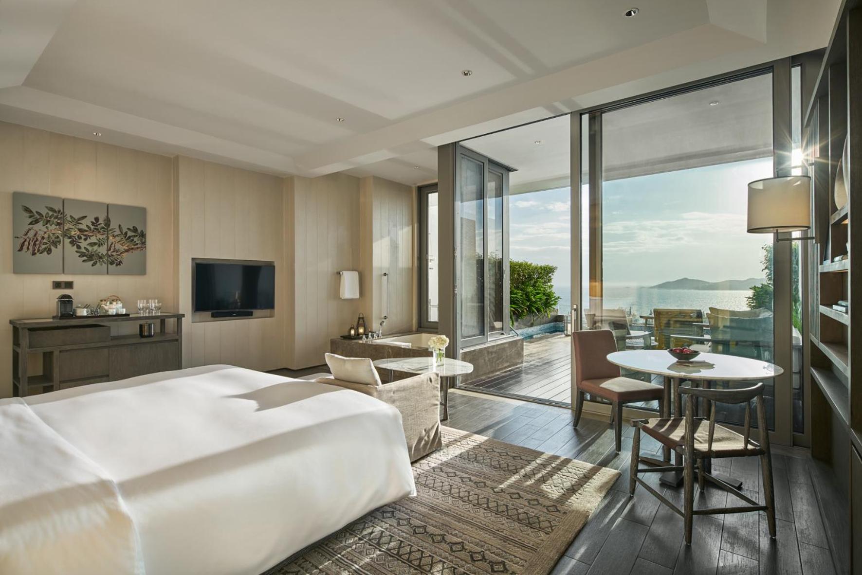 King Room with One King Bed (Non Smoking)