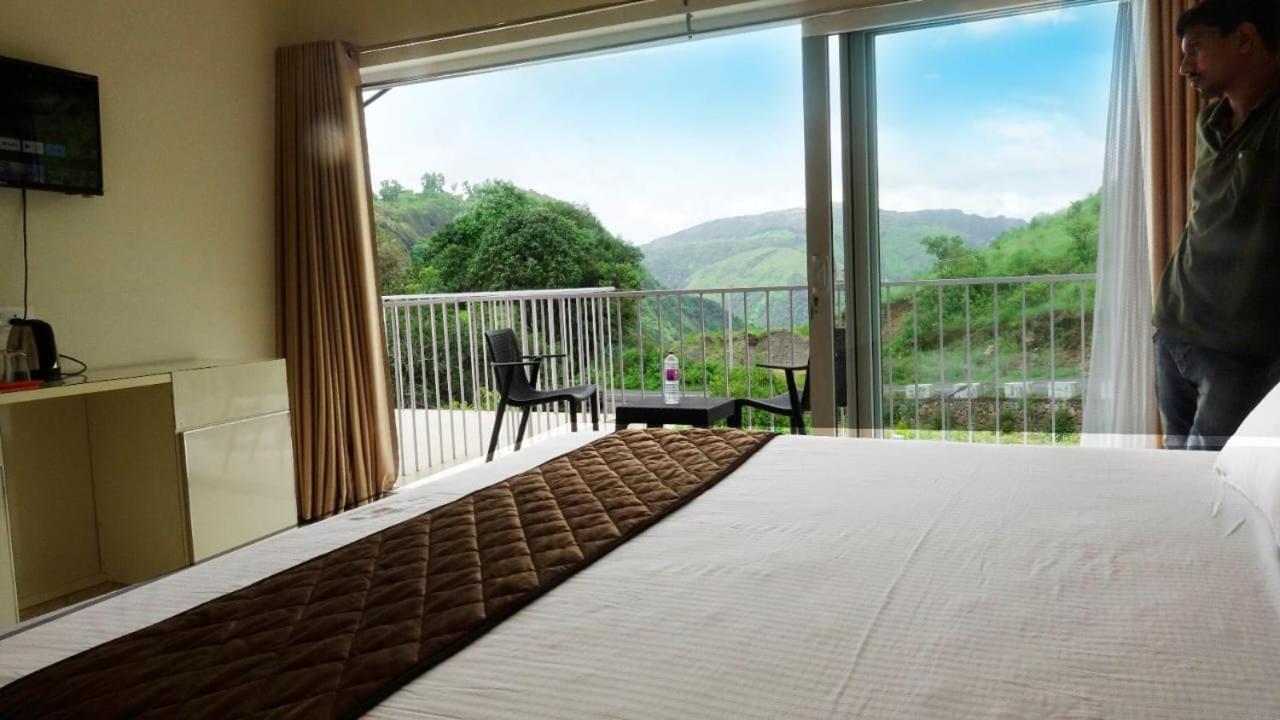 Family Room with Mountain View photo 2