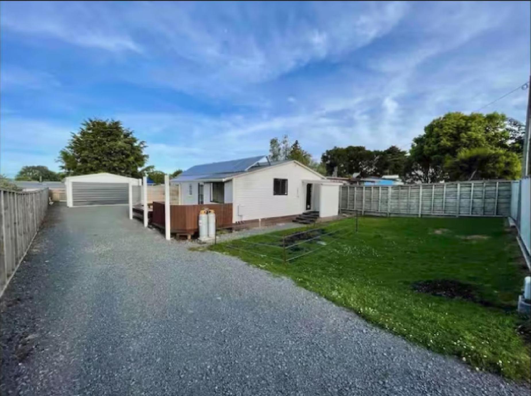 Three-Bedroom House photo 3