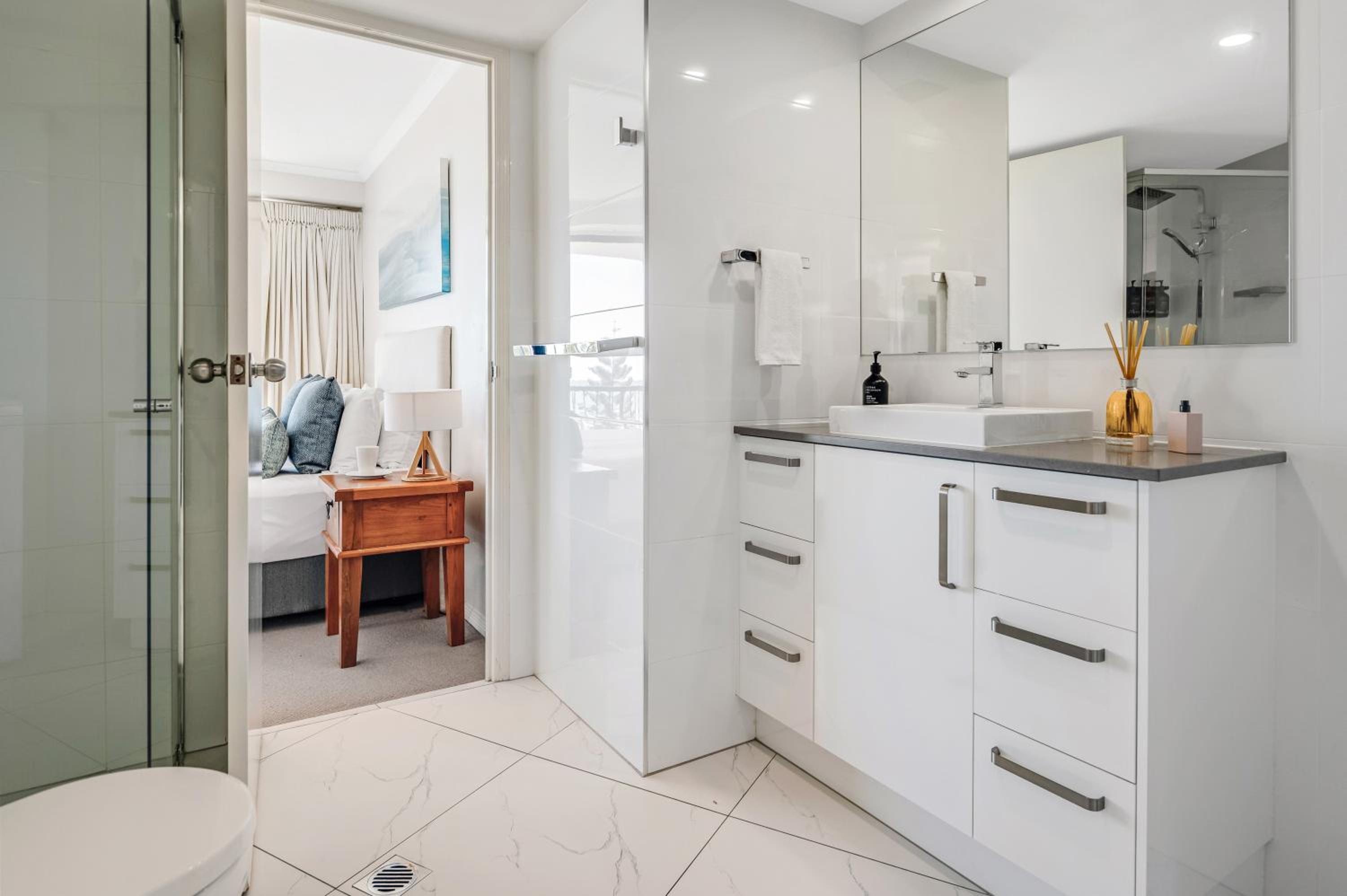 One-Bedroom Apartment With Ocean View - Photo 2