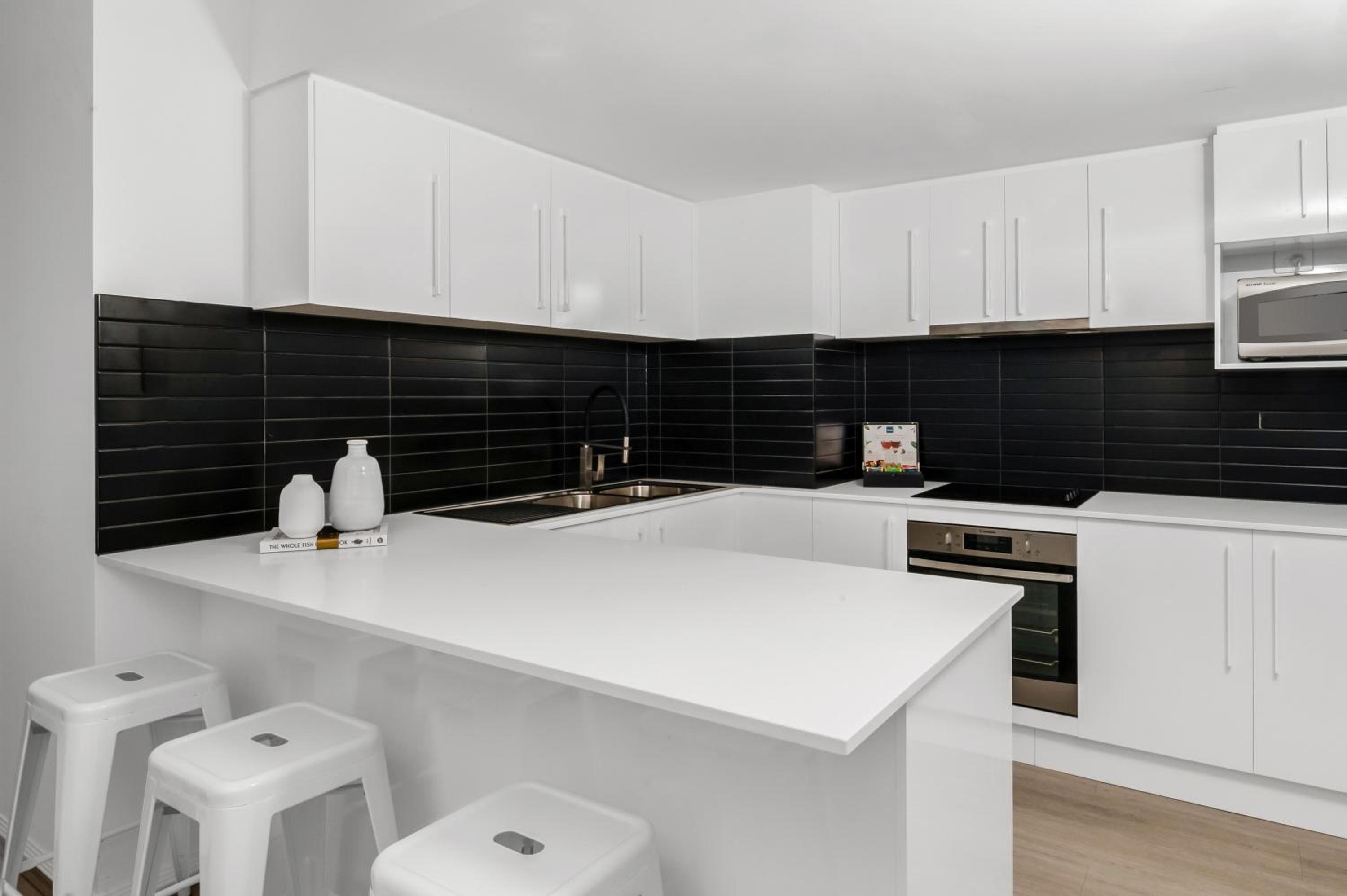 Three-Bedroom Apartment With Ocean View - Photo 11