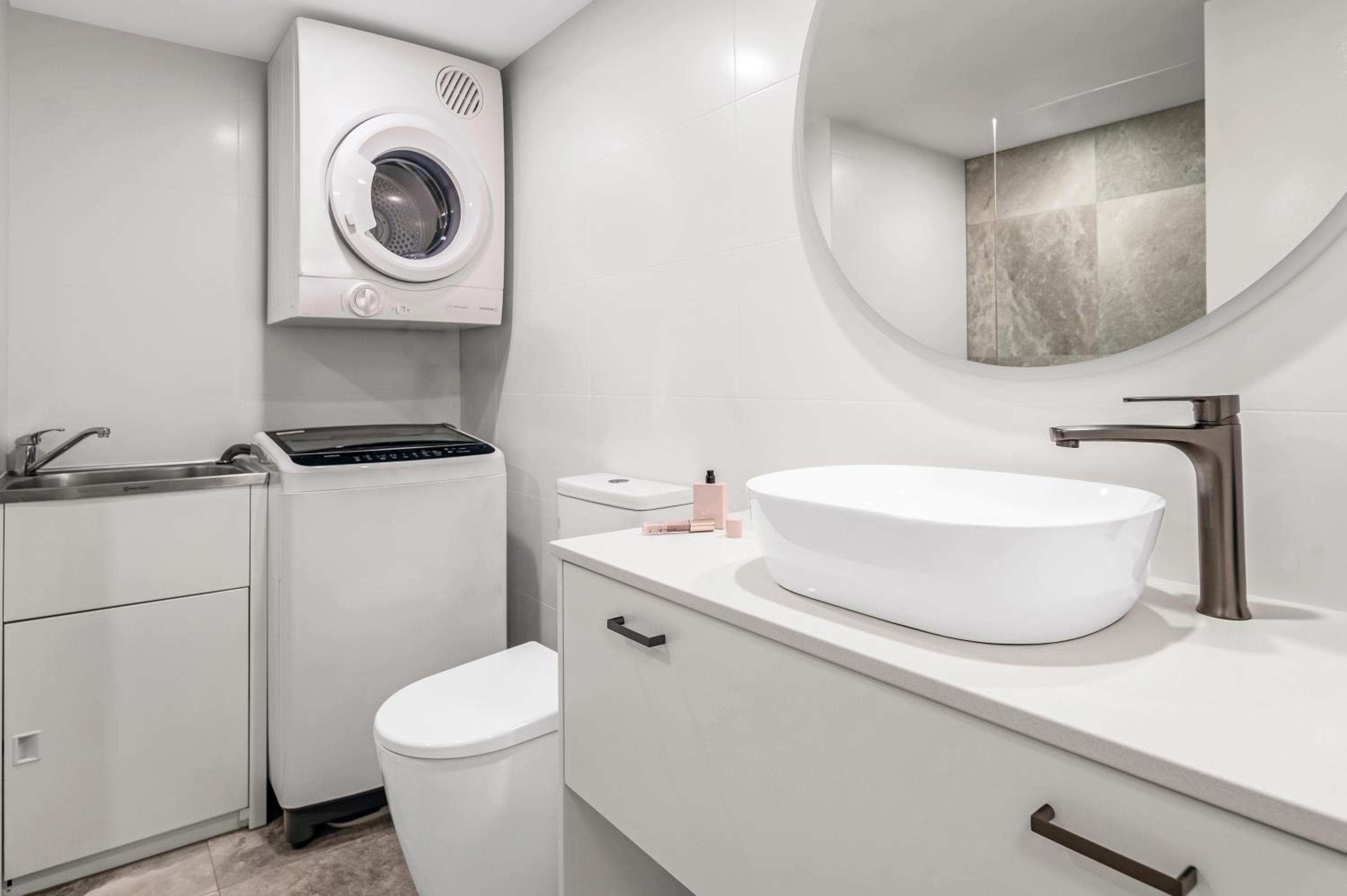 Two-Bedroom Deluxe with Ocean View - Photo 7