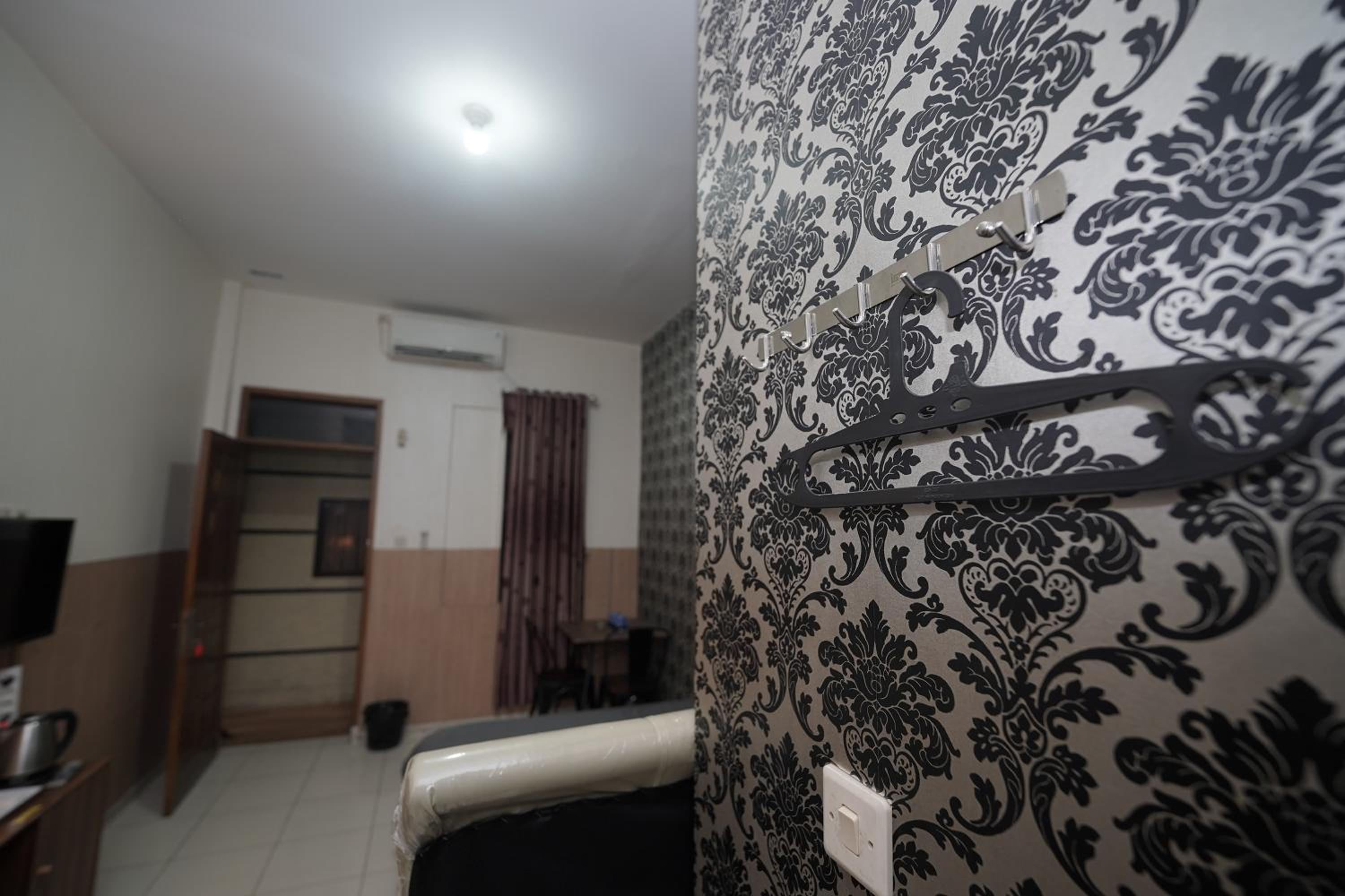 Deluxe Room - Photo 17