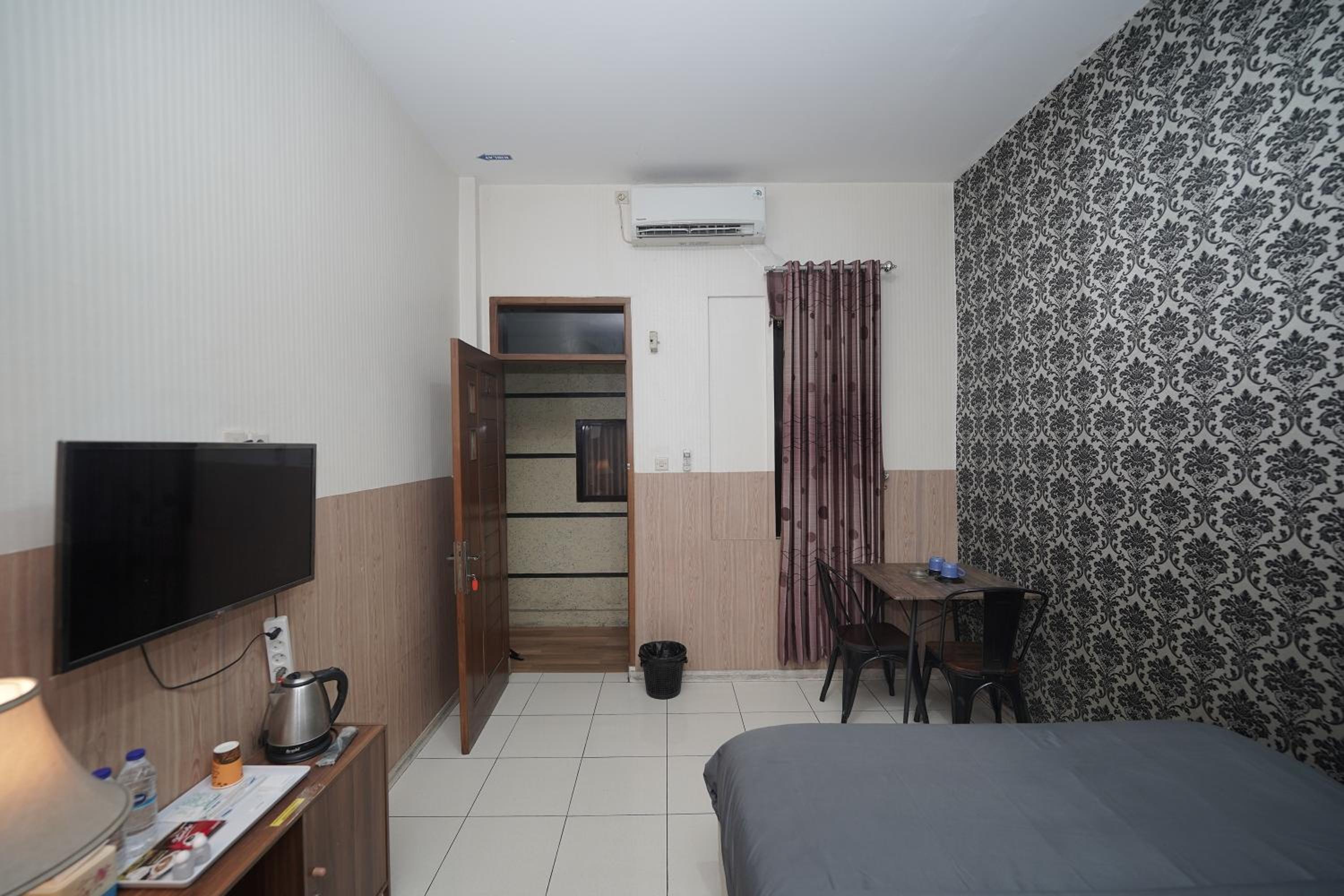 Deluxe Room - Photo 13