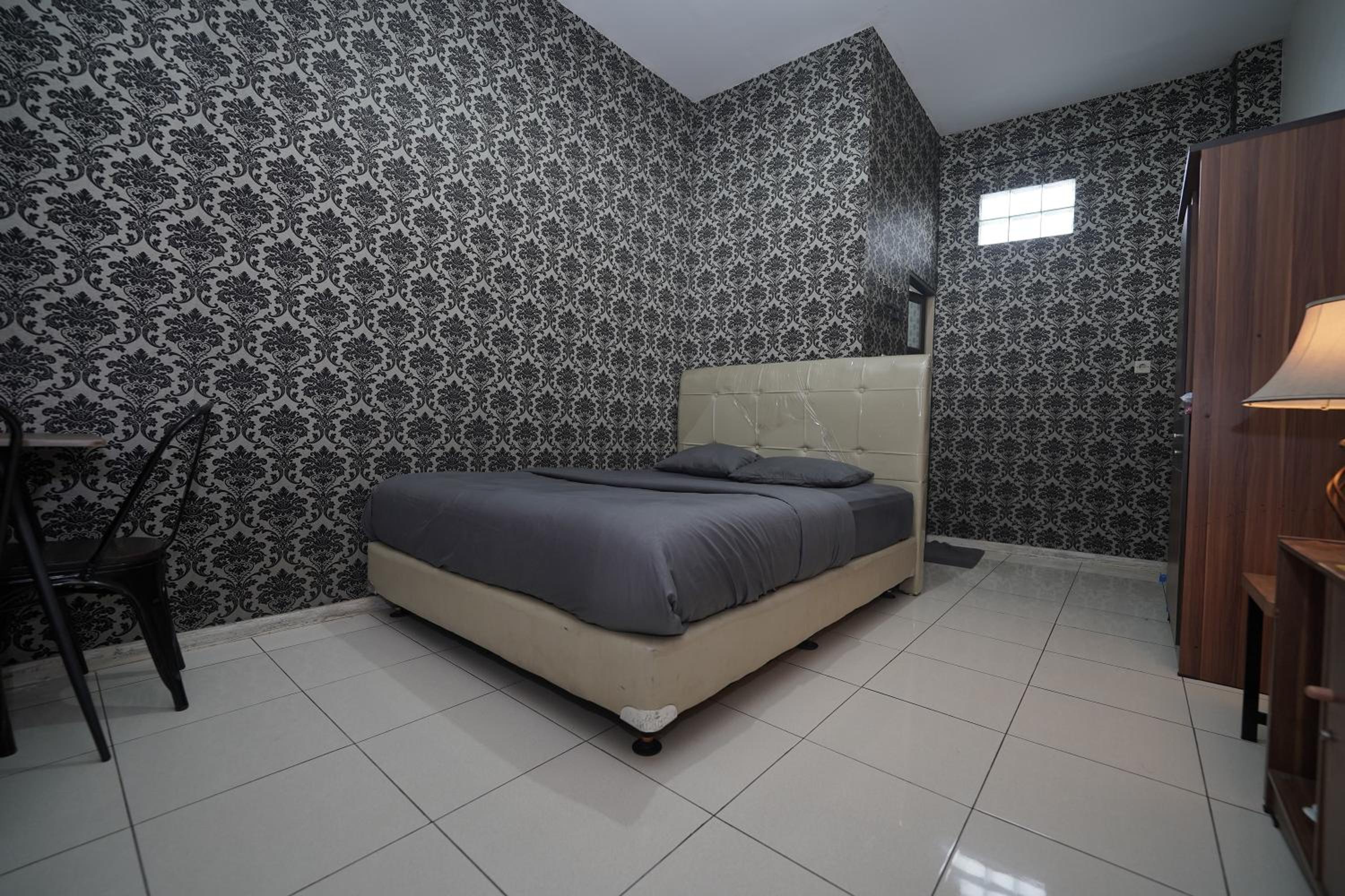 Deluxe Room - Photo 9
