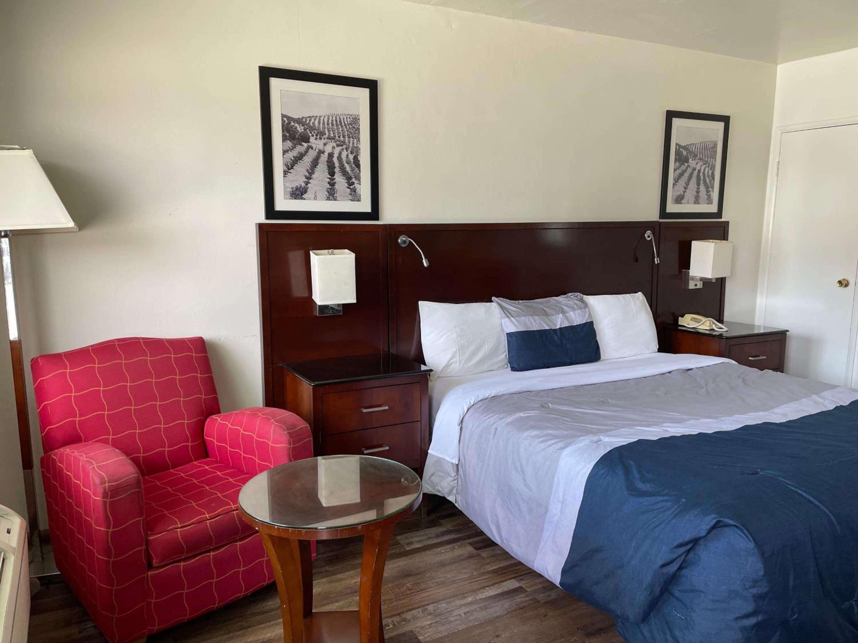 King Room - Non-Smoking photo 2