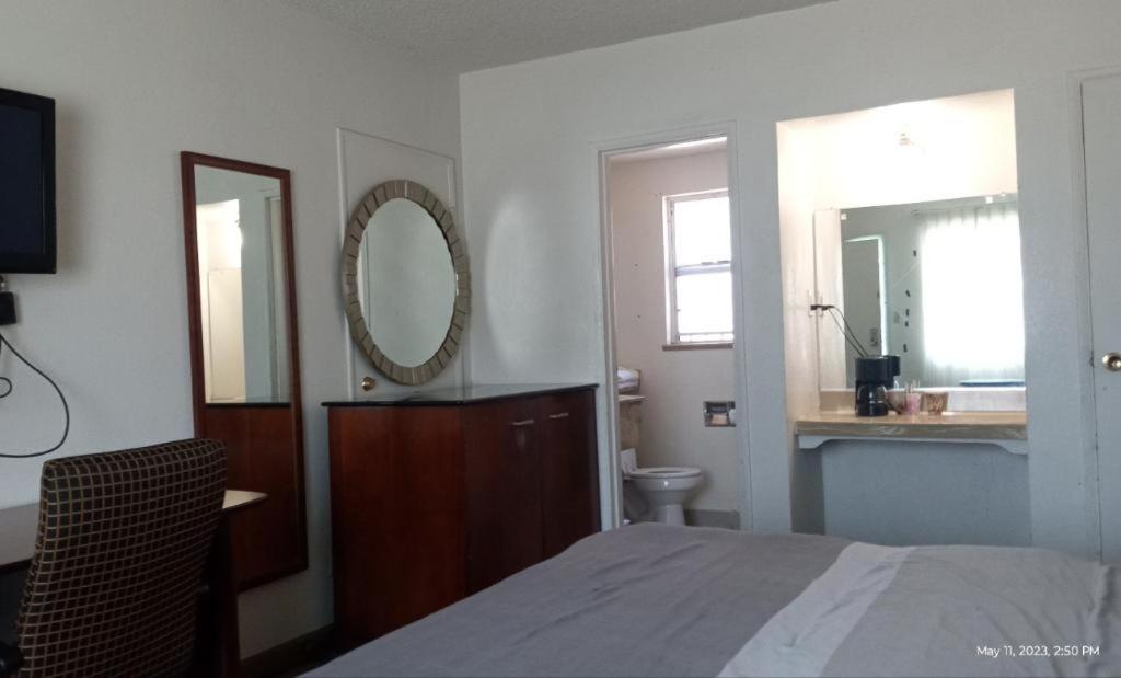 Queen Room with Two Queen Beds - Non-Smoking photo 2