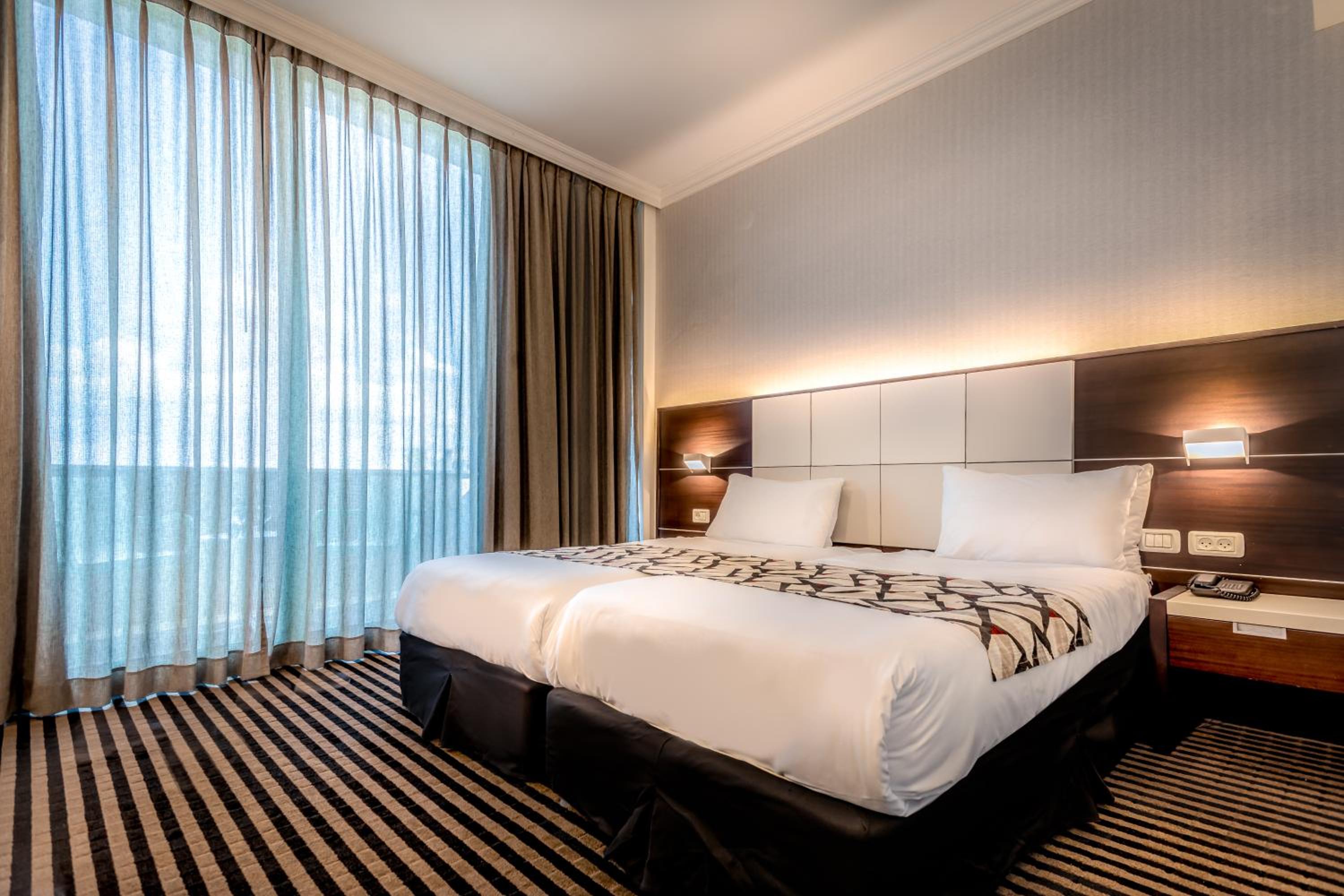 Standard Double Room with Partial Lake View