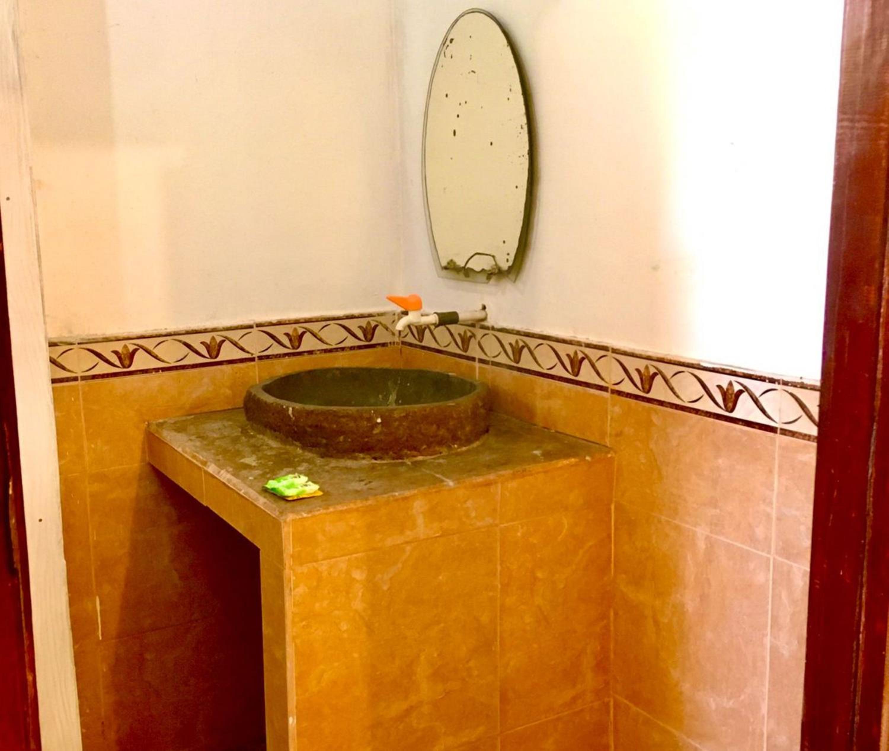 Double or Twin Room with Private Bathroom - Photo 16