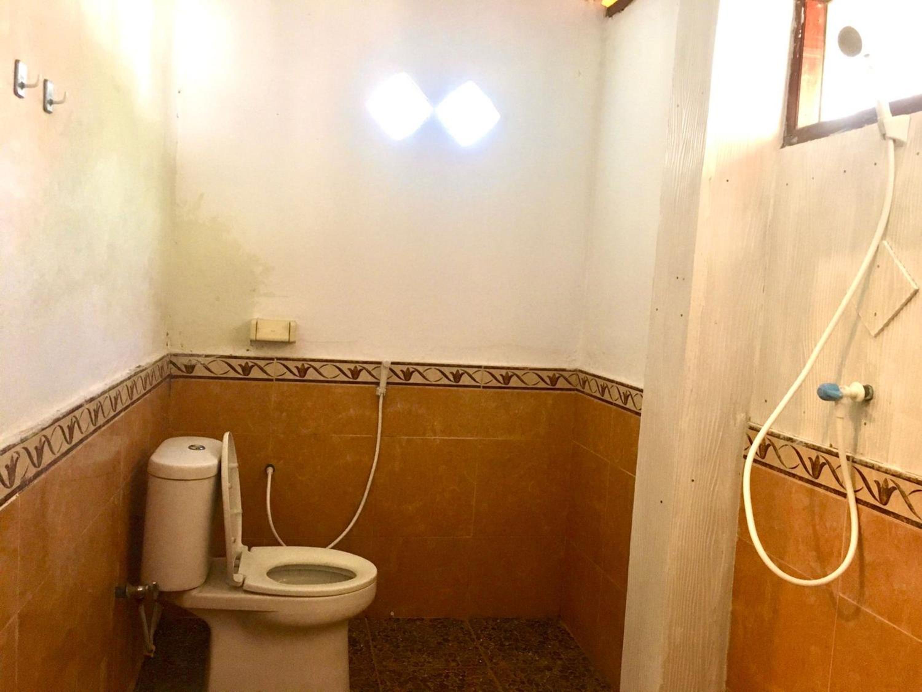 Double or Twin Room with Private Bathroom - Photo 18