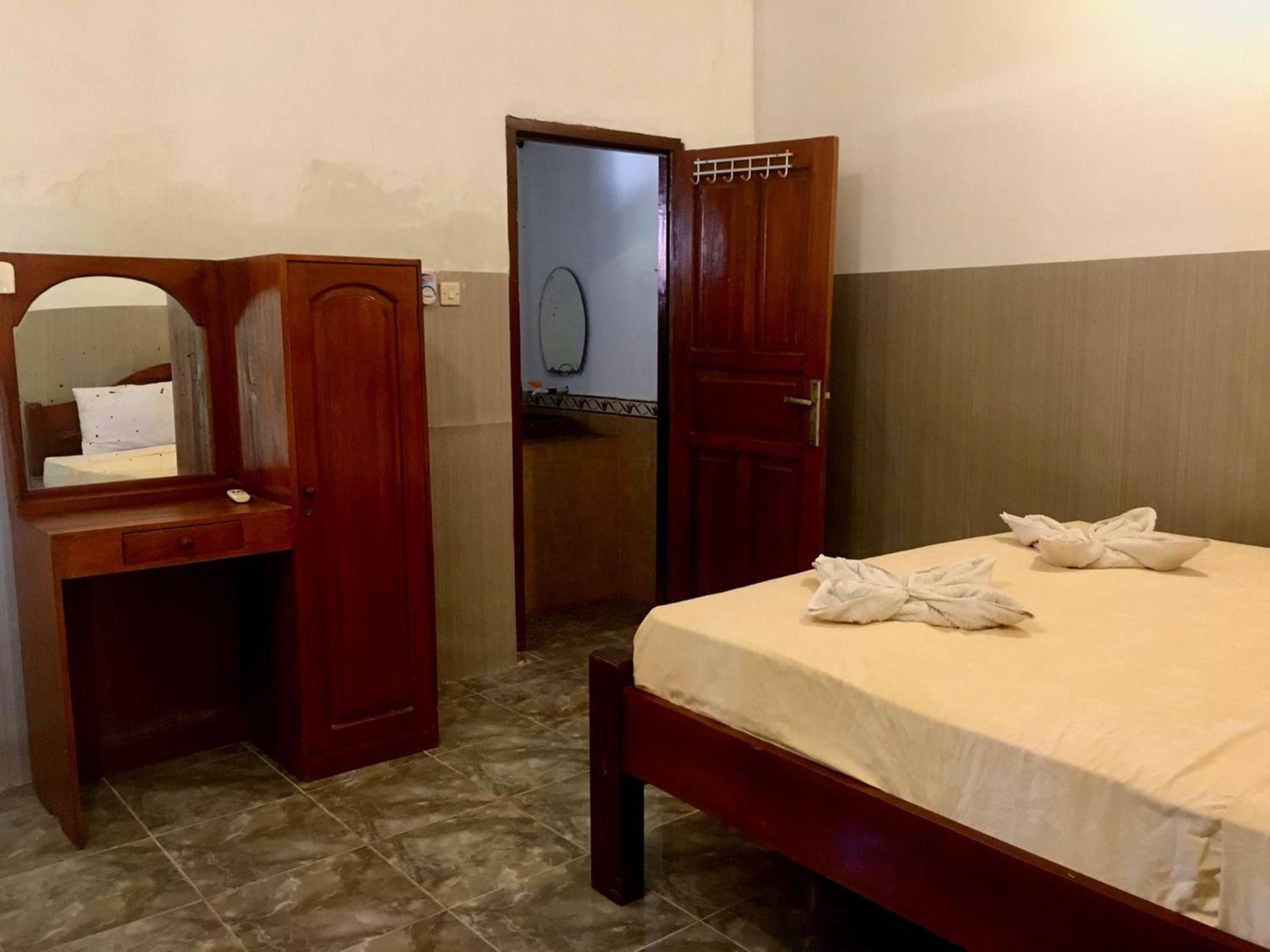 Double or Twin Room with Private Bathroom - Photo 13