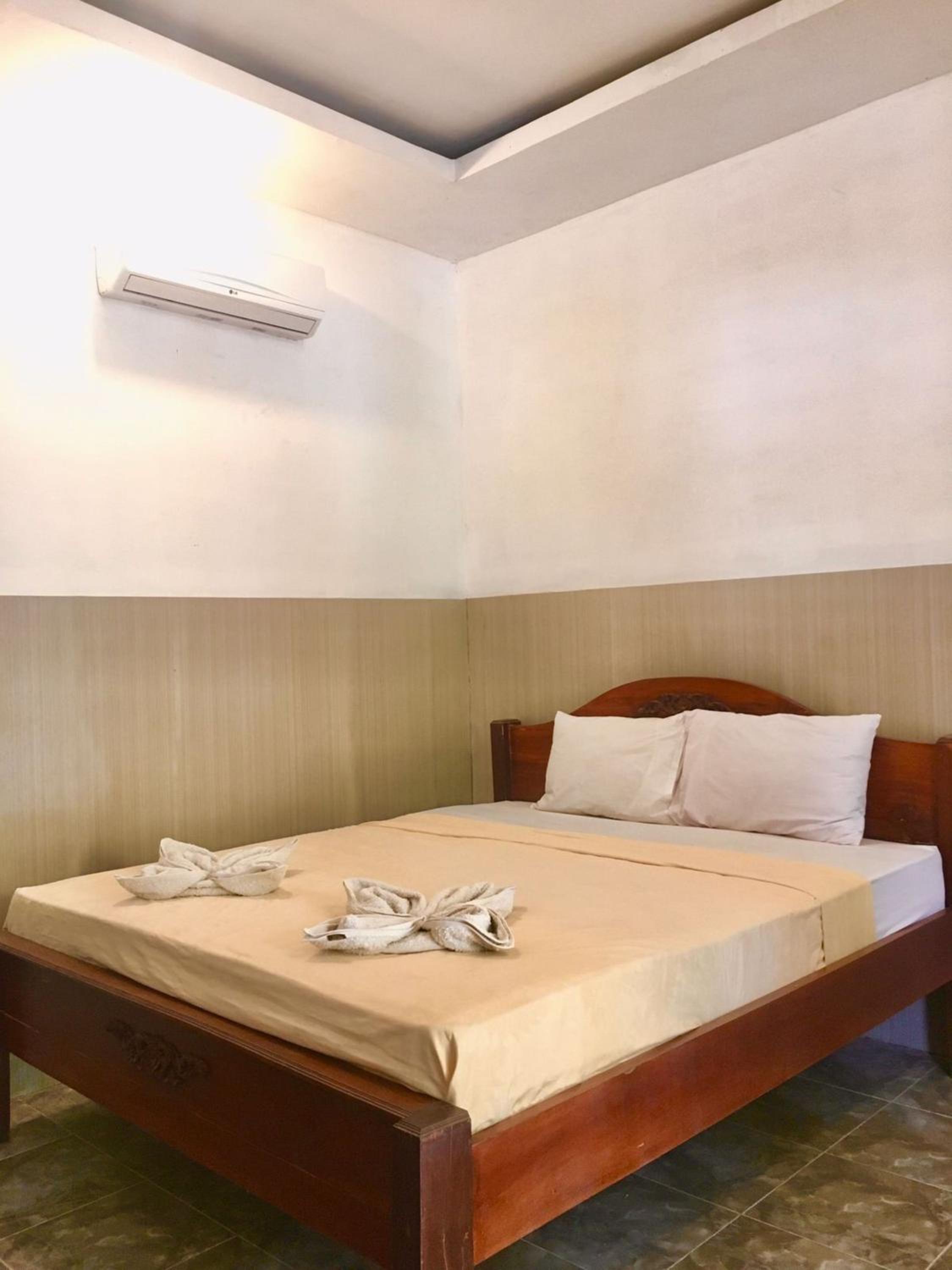 Double or Twin Room with Private Bathroom - Photo 12