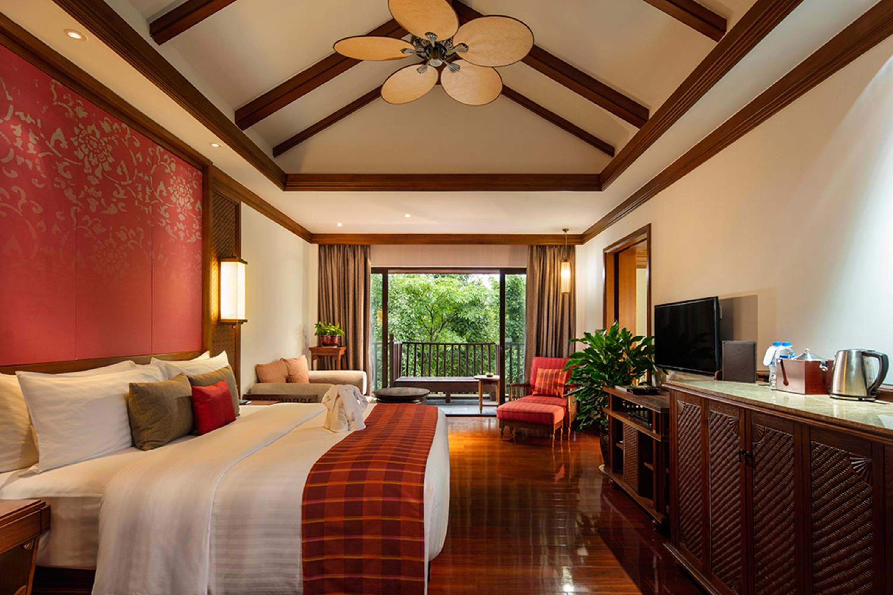 Deluxe Garden View Room (King Bed)