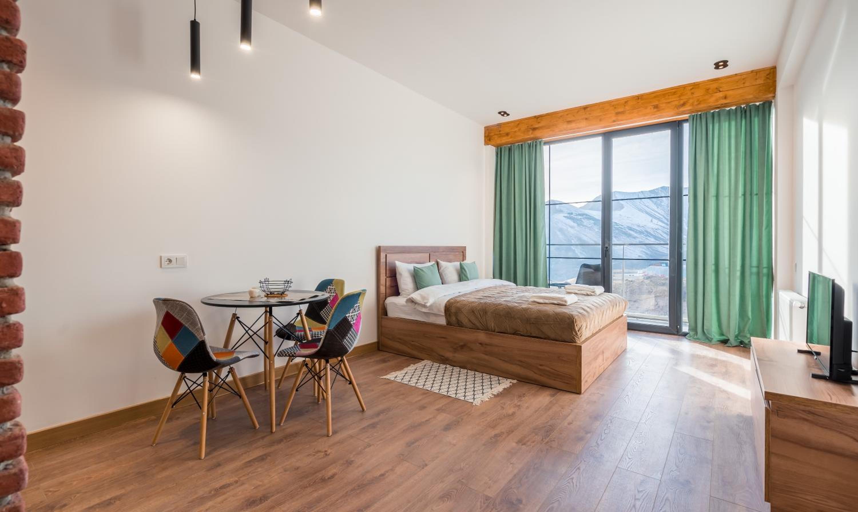 Apartment with Mountain View