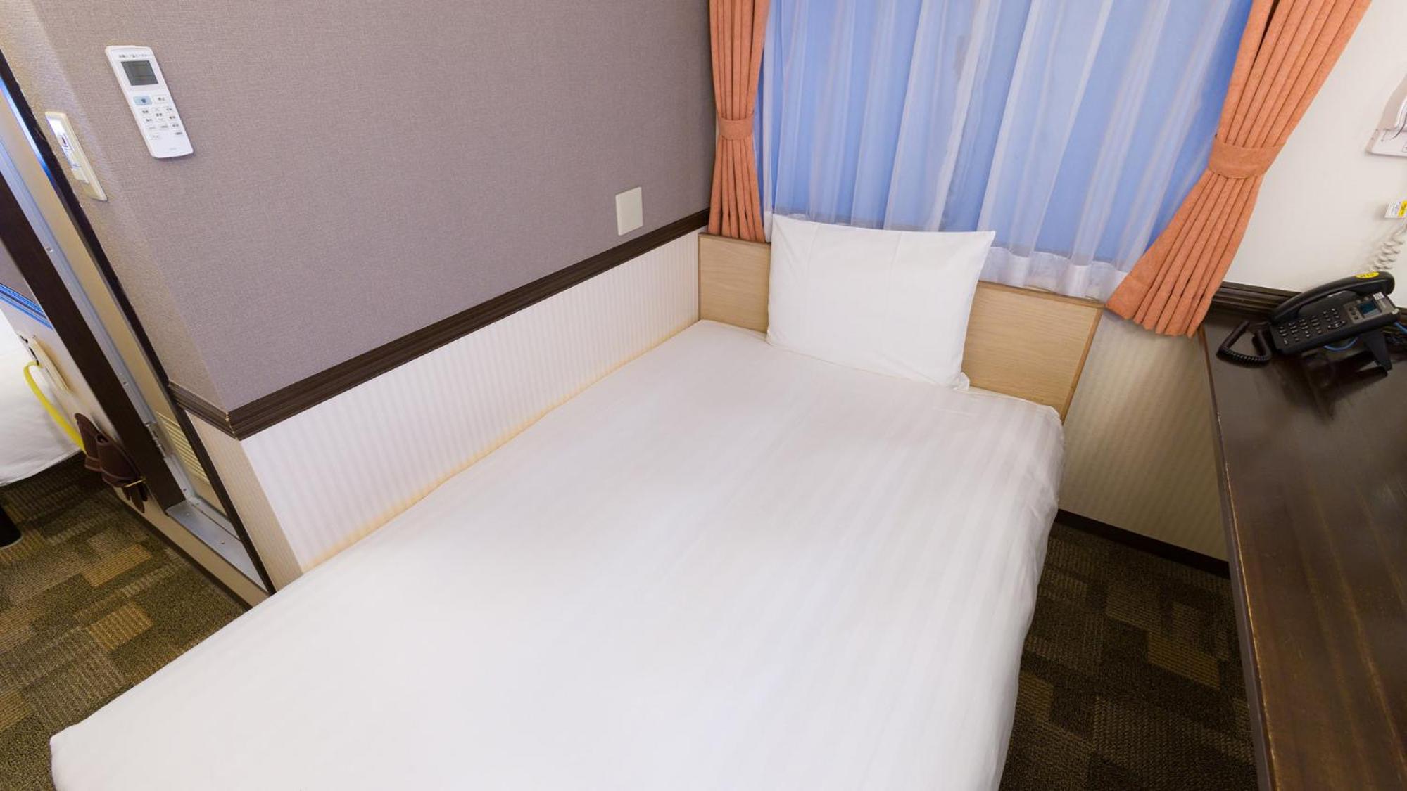 Standard Twin Room with a Shower & Bath Room between Beds - Non-Smoking photo 2