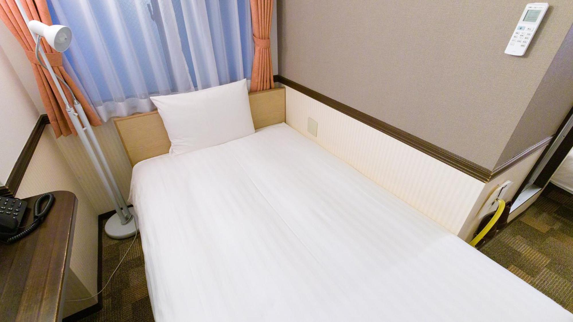 Standard Twin Room with a Shower & Bath Room between Beds - Smoking photo 2