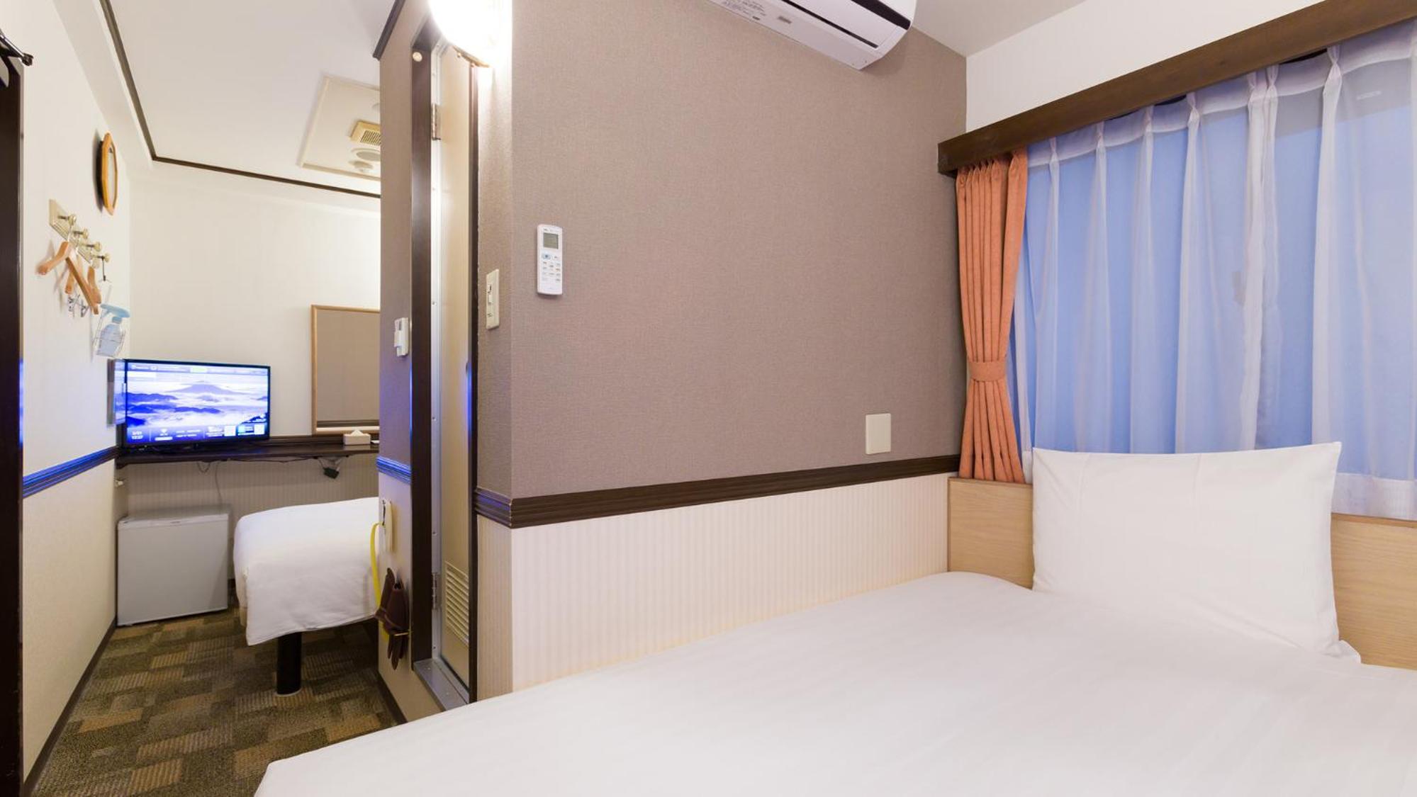 Standard Twin Room with a Shower & Bath Room between Beds - Smoking photo 3