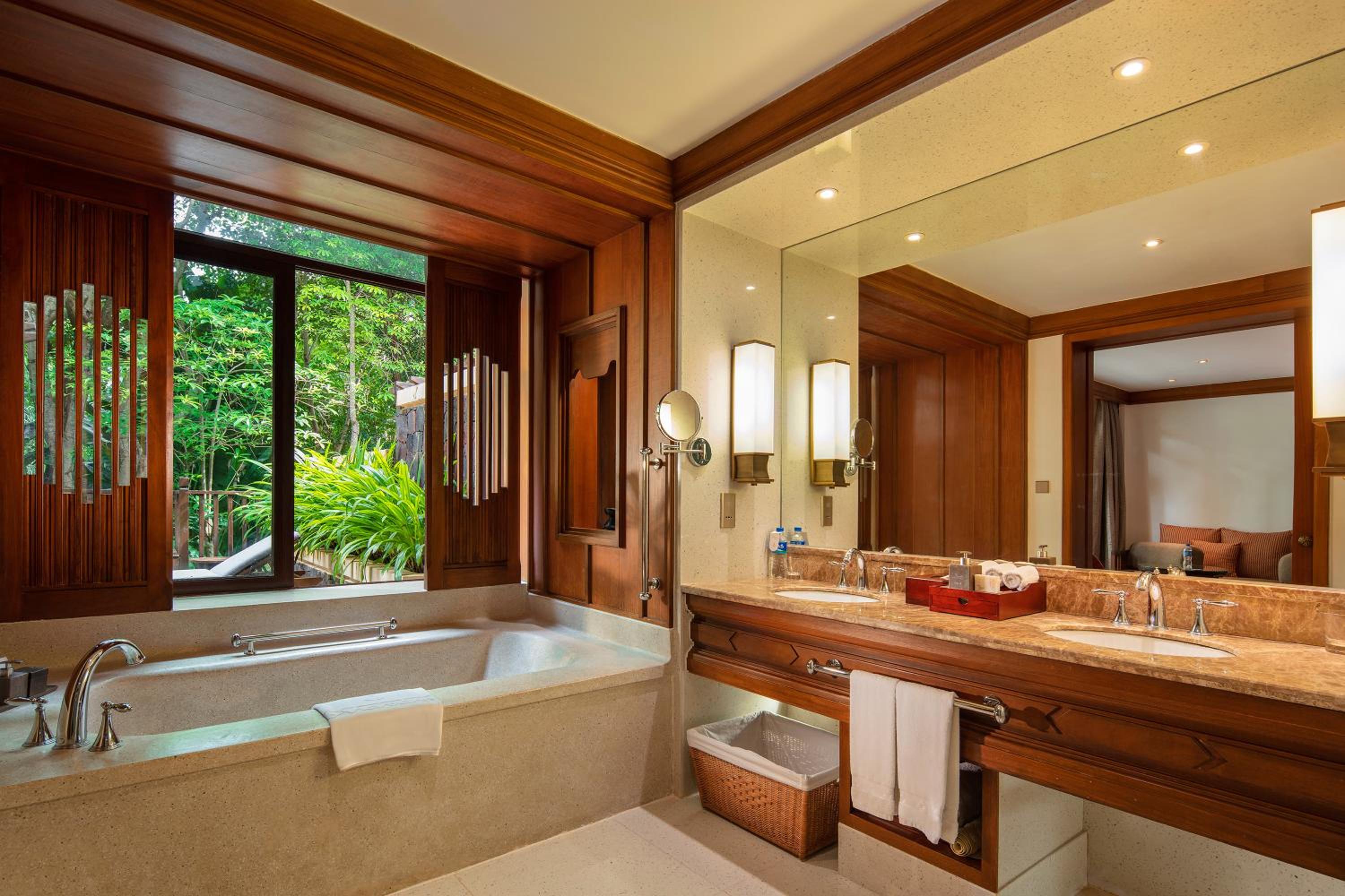 Deluxe River View Room (King Bed) photo 3