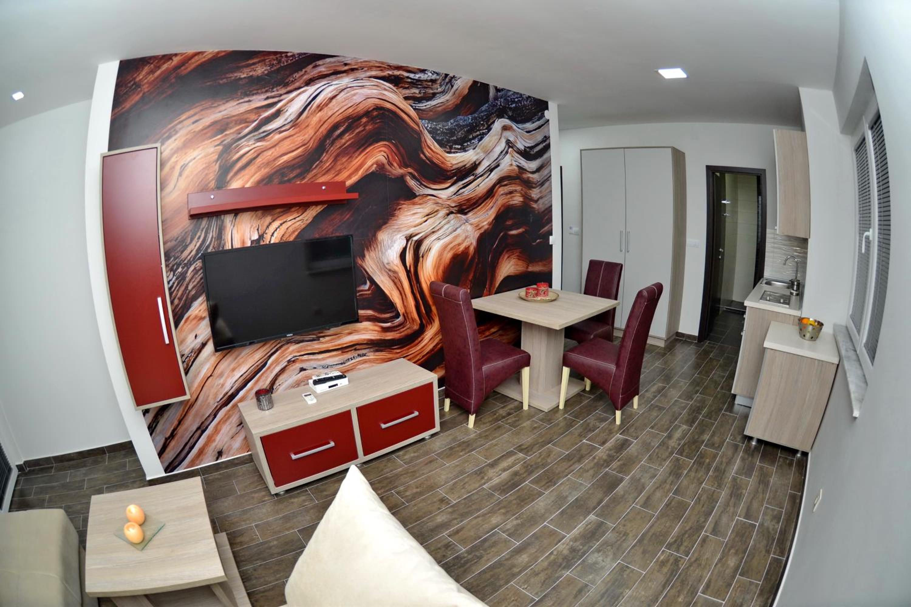 One-Bedroom Apartment with Balcony and Lake View - Photo 17