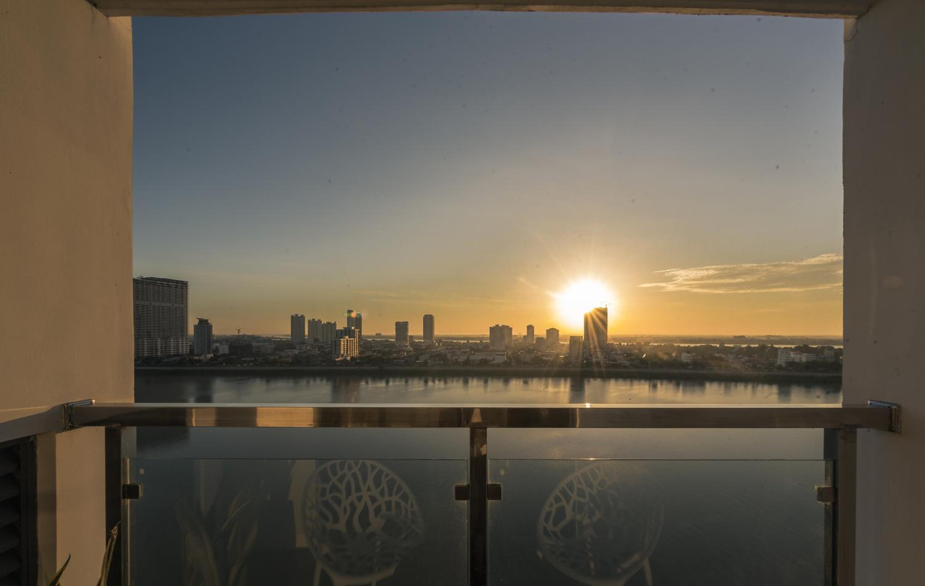 Deluxe King Balcony River View  - Photo 10