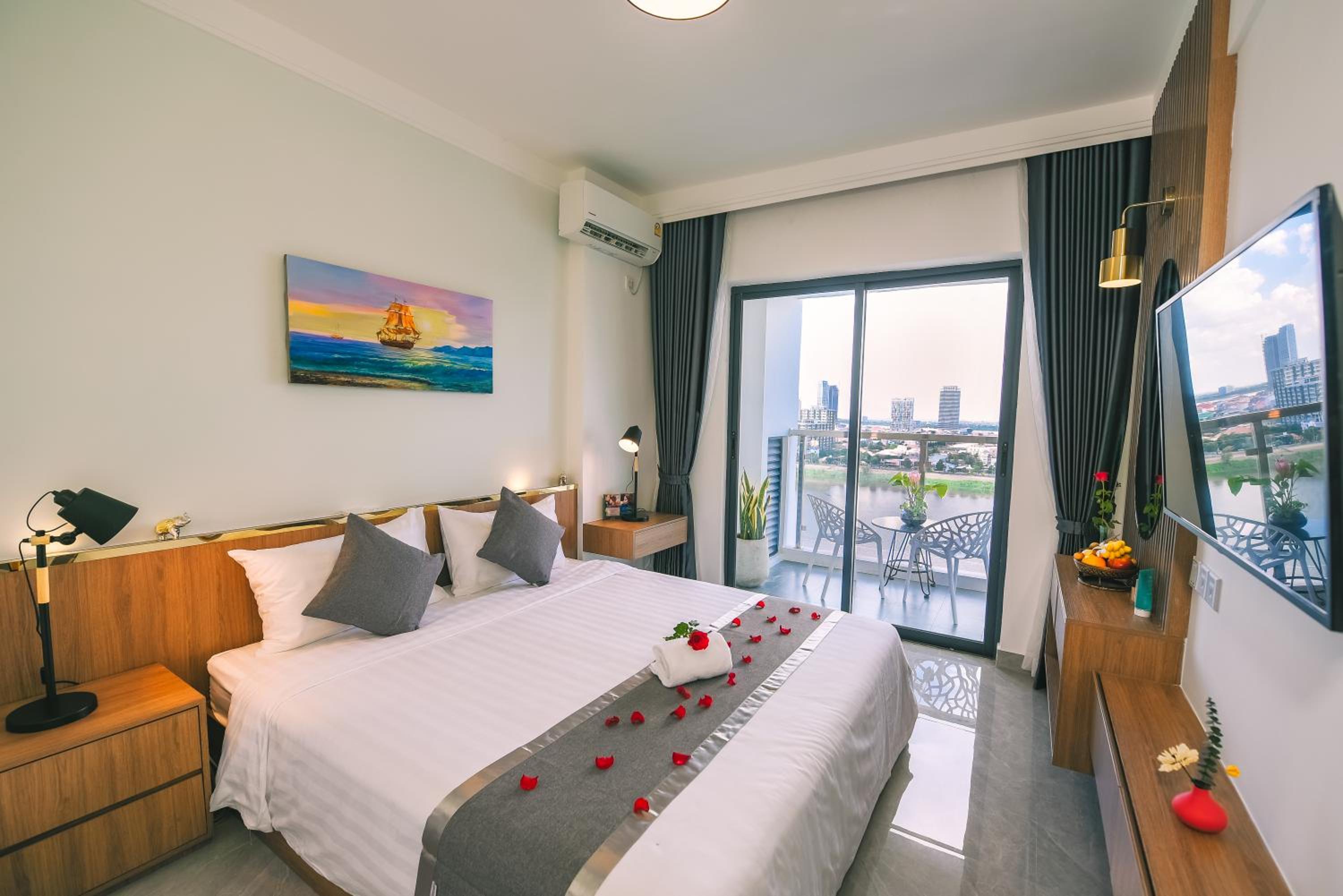 Deluxe King Balcony River View  - Photo 4