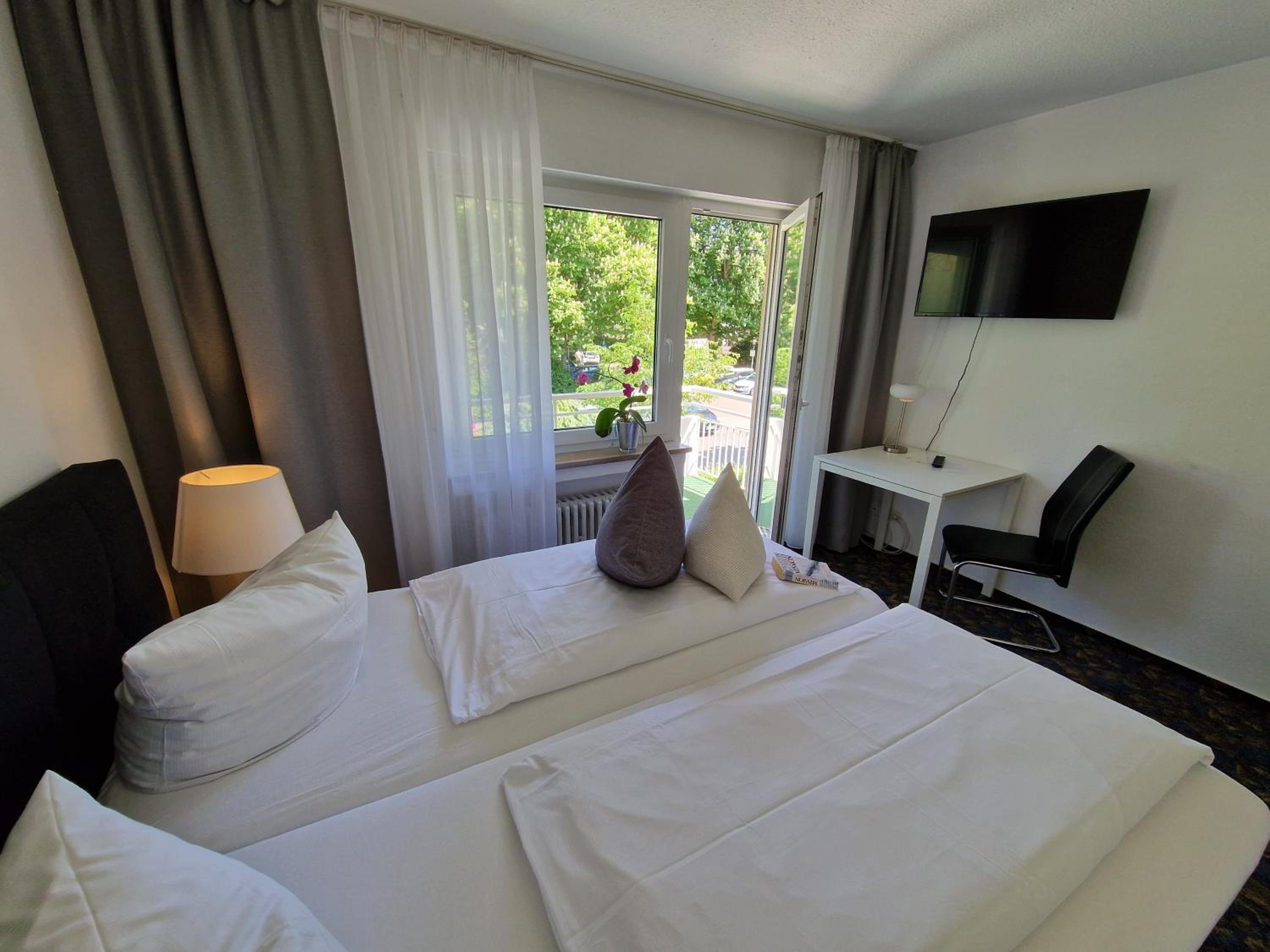 Double Room with Balcony - Photo 6